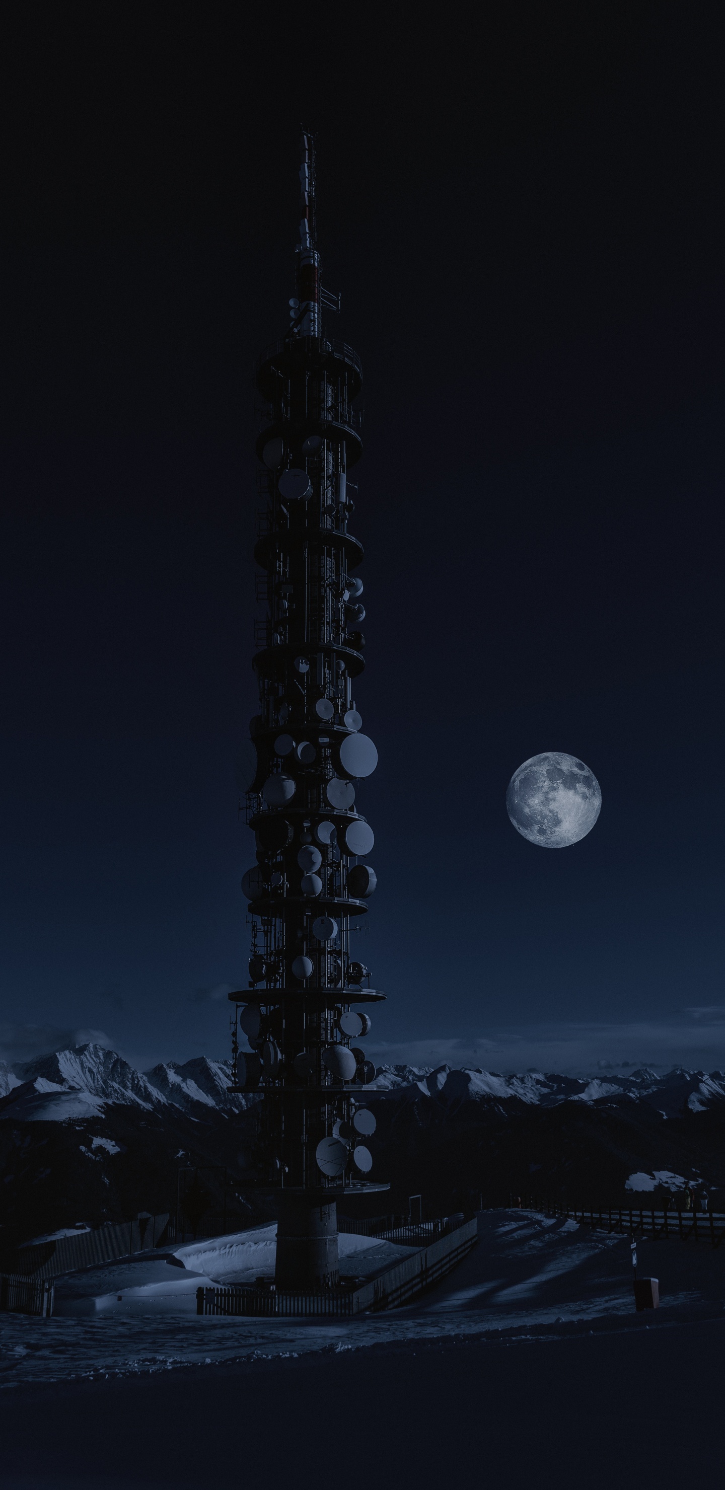 Обои ночь, луна, полночь, вышка, небесное явление в разрешении 1440x2960