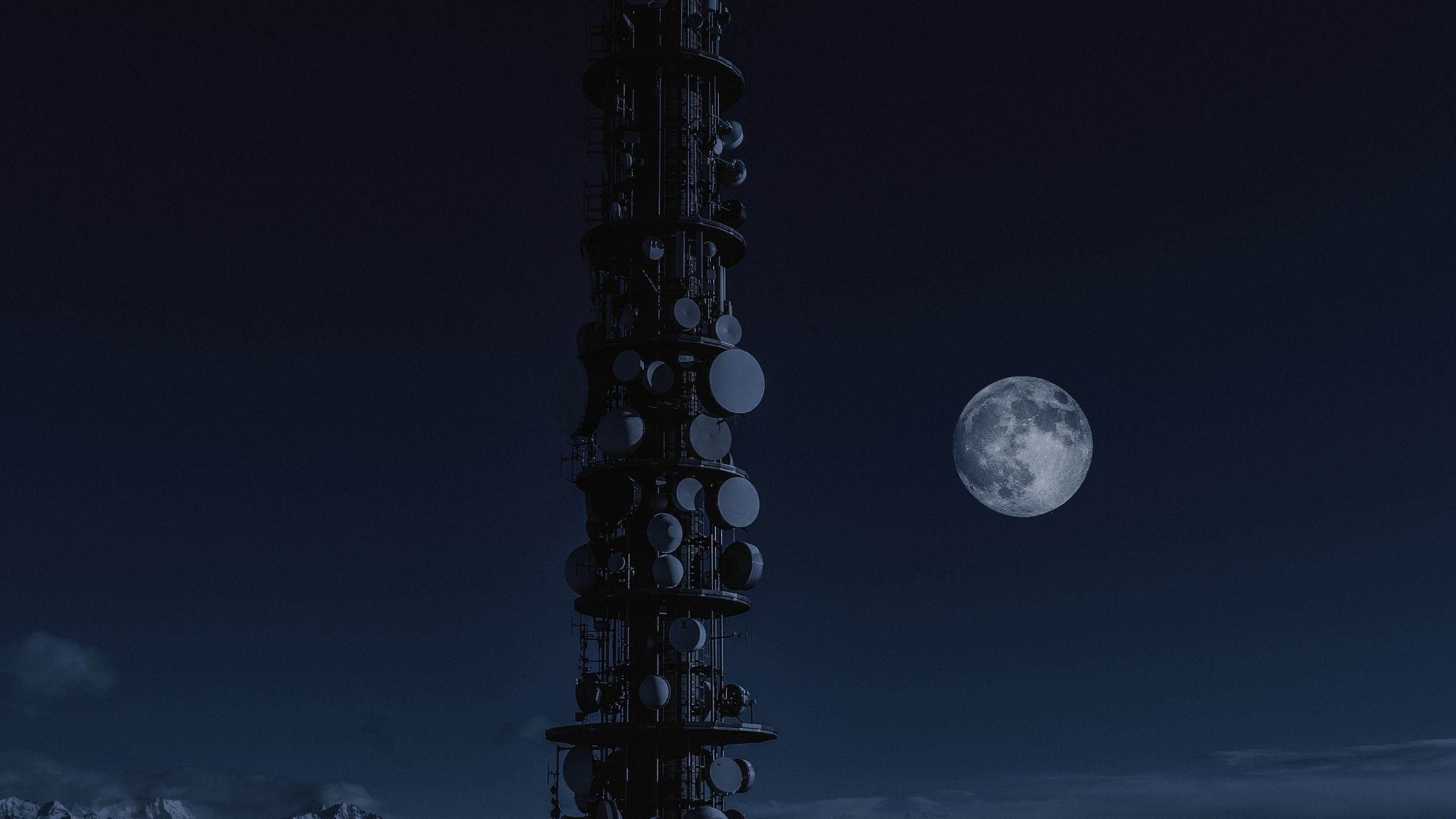 Обои ночь, луна, полночь, вышка, небесное явление в разрешении 2560x1440