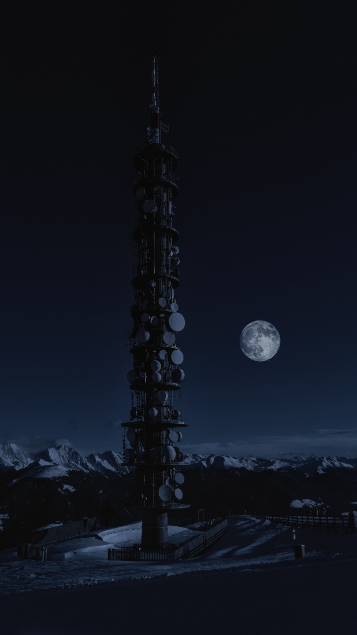 Обои ночь, луна, полночь, вышка, небесное явление в разрешении 720x1280