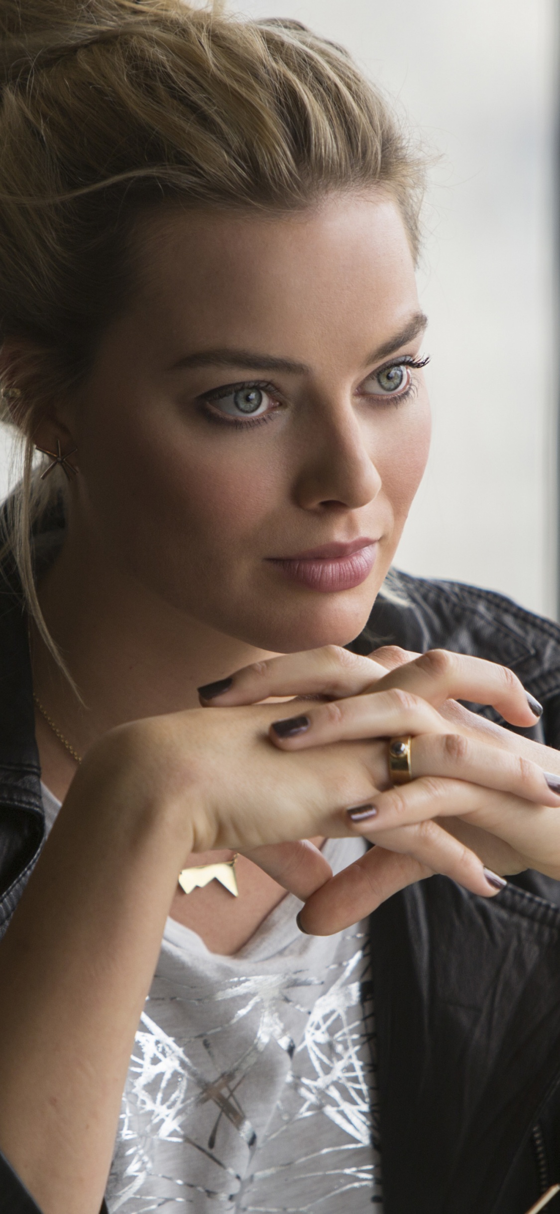 Обои Марго Робби Кафе, Марго Робби, отряд самоубийц, тоня хардинг, Харли Квинн в разрешении 1125x2436