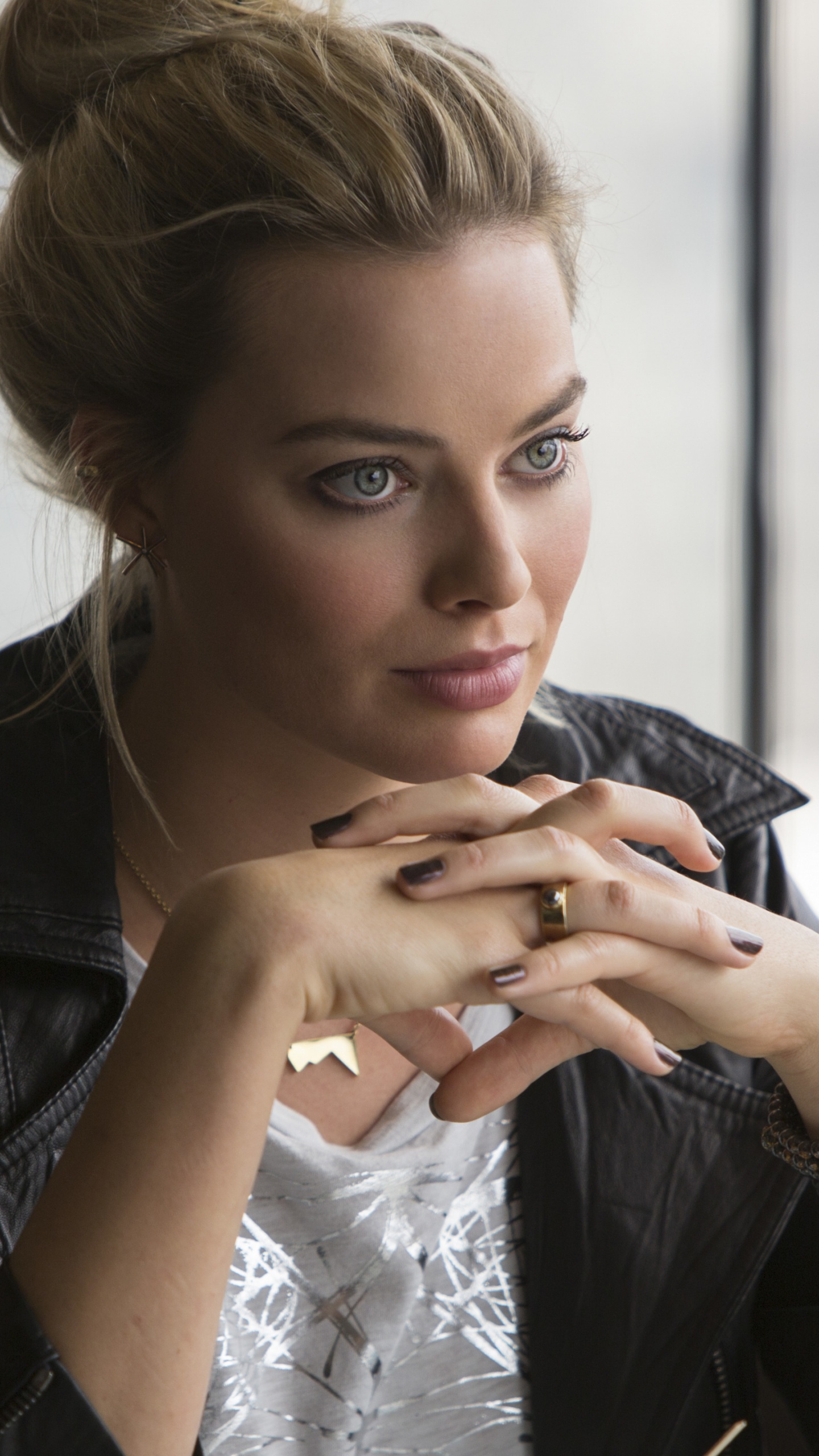 Обои Марго Робби Кафе, Марго Робби, отряд самоубийц, тоня хардинг, Харли Квинн в разрешении 1440x2560