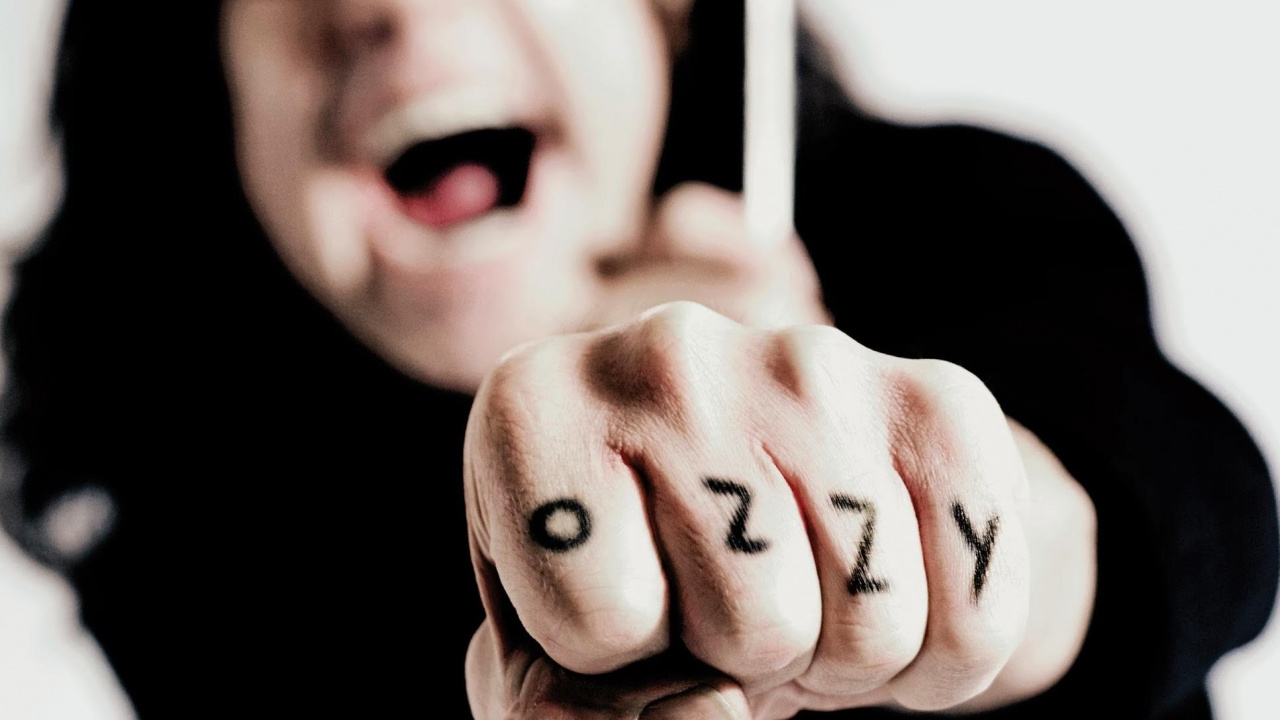 Обои тяжелый металл, тяжелый рок, улыбка, палец, рот в разрешении 1280x720