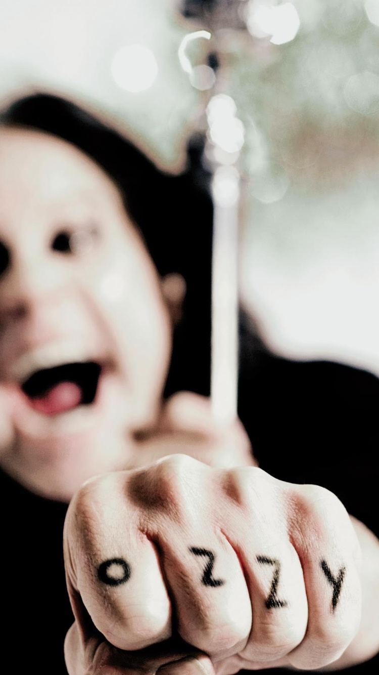 Обои тяжелый металл, тяжелый рок, улыбка, палец, рот в разрешении 750x1334