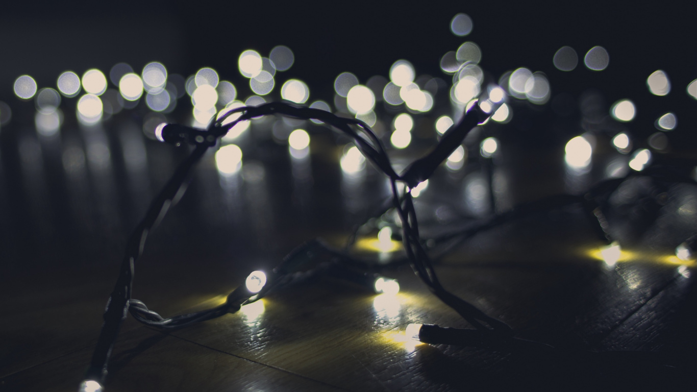 Обои свет, освещение, вода, ночь, отражение в разрешении 1366x768