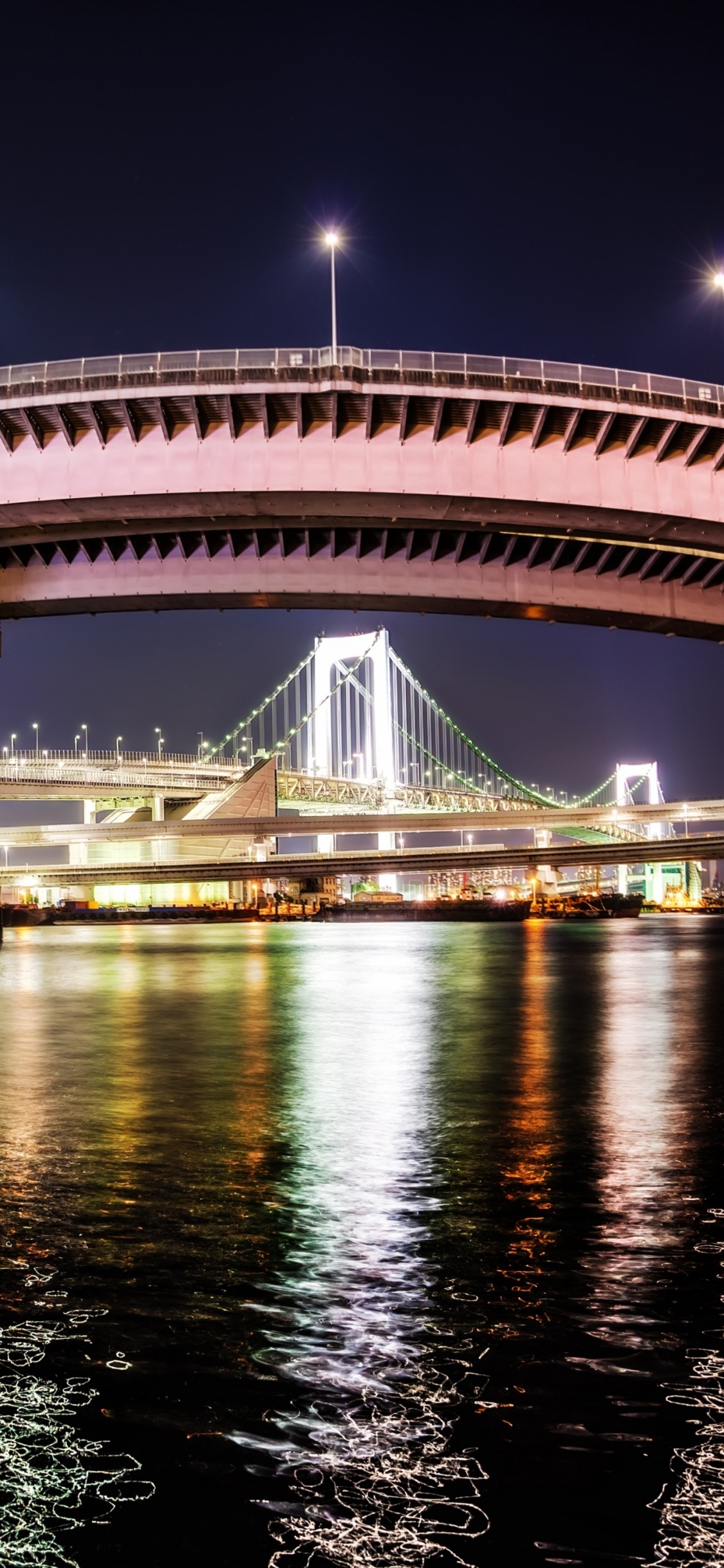 Обои Радужный мост, ночь, мост, ориентир, отражение в разрешении 1125x2436