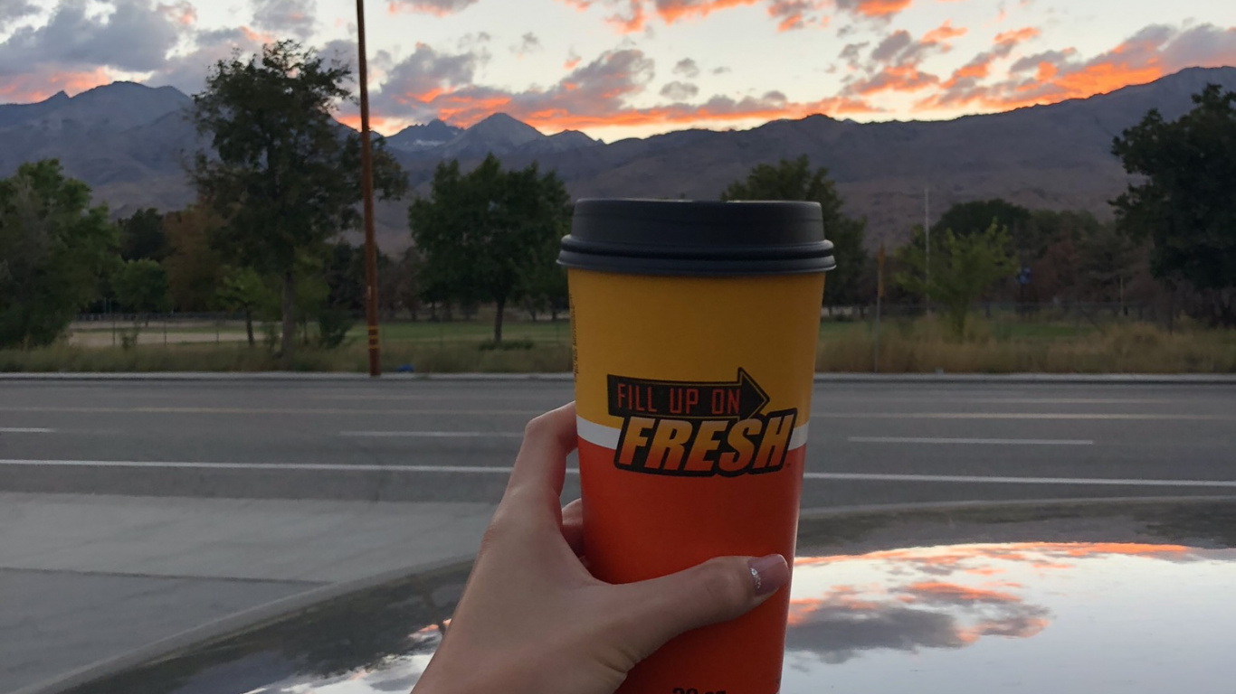 Обои Король, семейный автомобиль, дорожное путешествие, лого, кучевое облако в разрешении 1366x768