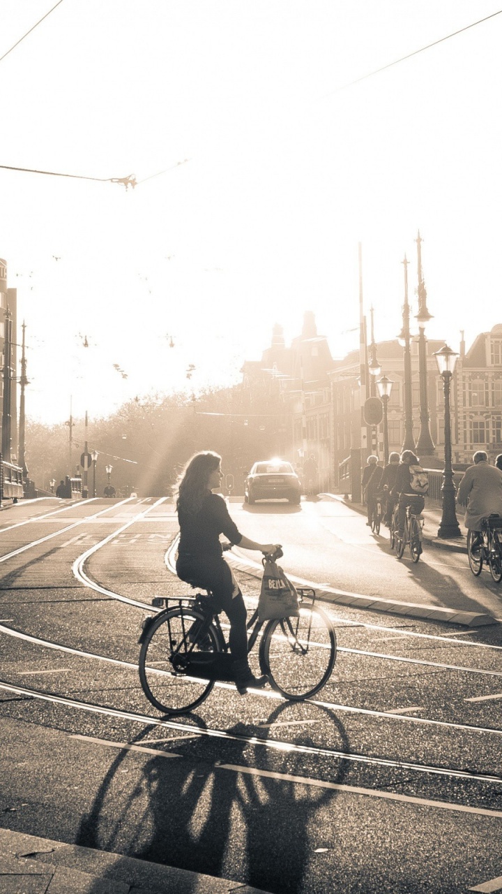 Обои велосипед, городской район, улица, утро, переулок в разрешении 720x1280