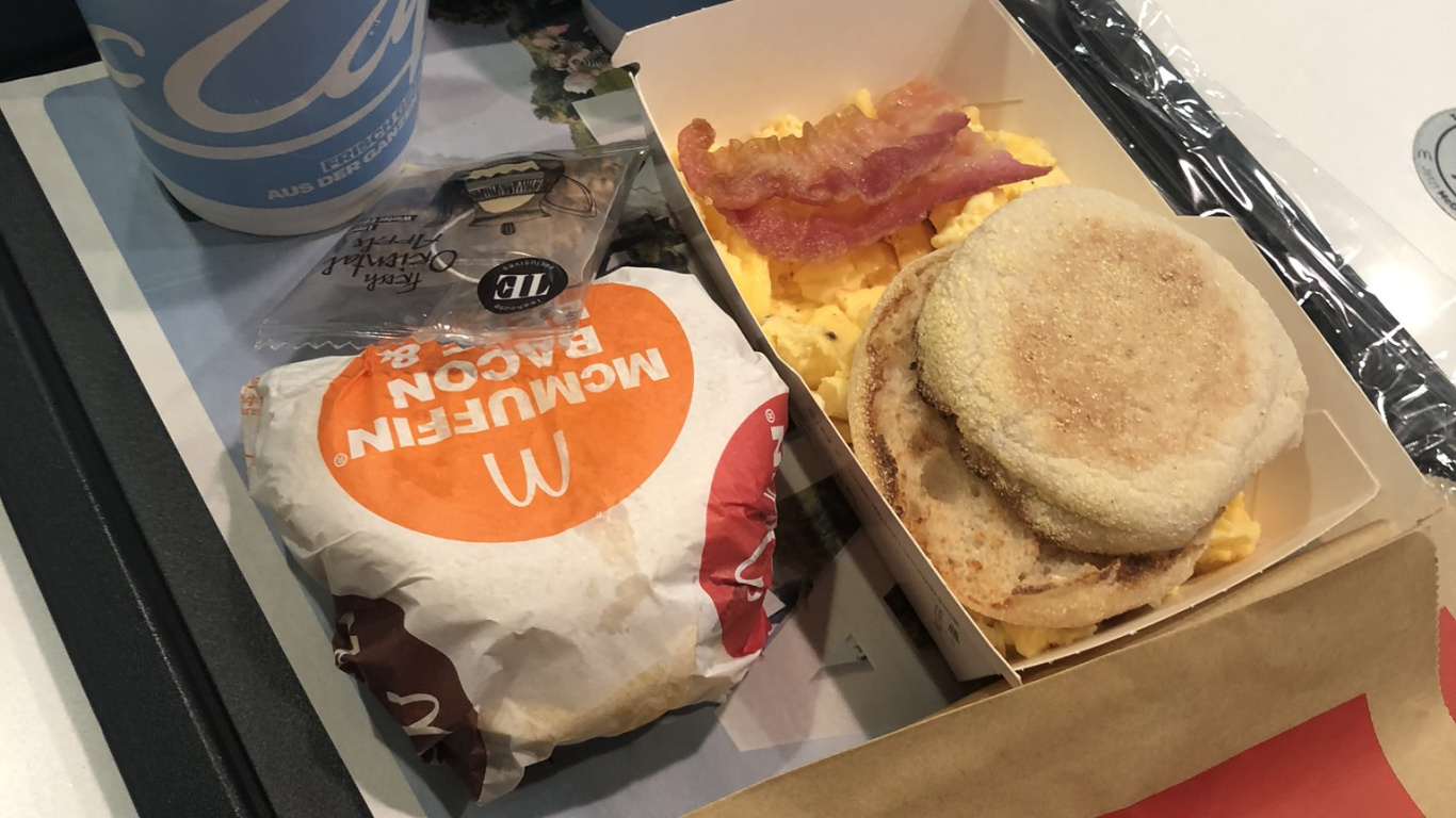 Обои завтрак, нездоровая пища, полноценный завтрак, быстрое питание, пища в разрешении 1366x768