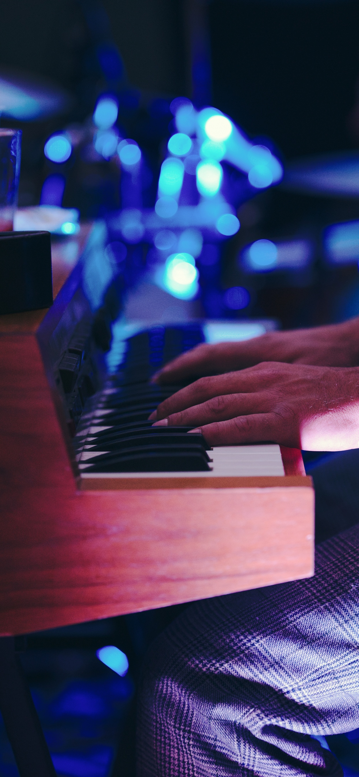 Обои орган, синтезатор, музыка, электронный инструмент, музыкант в разрешении 1242x2688