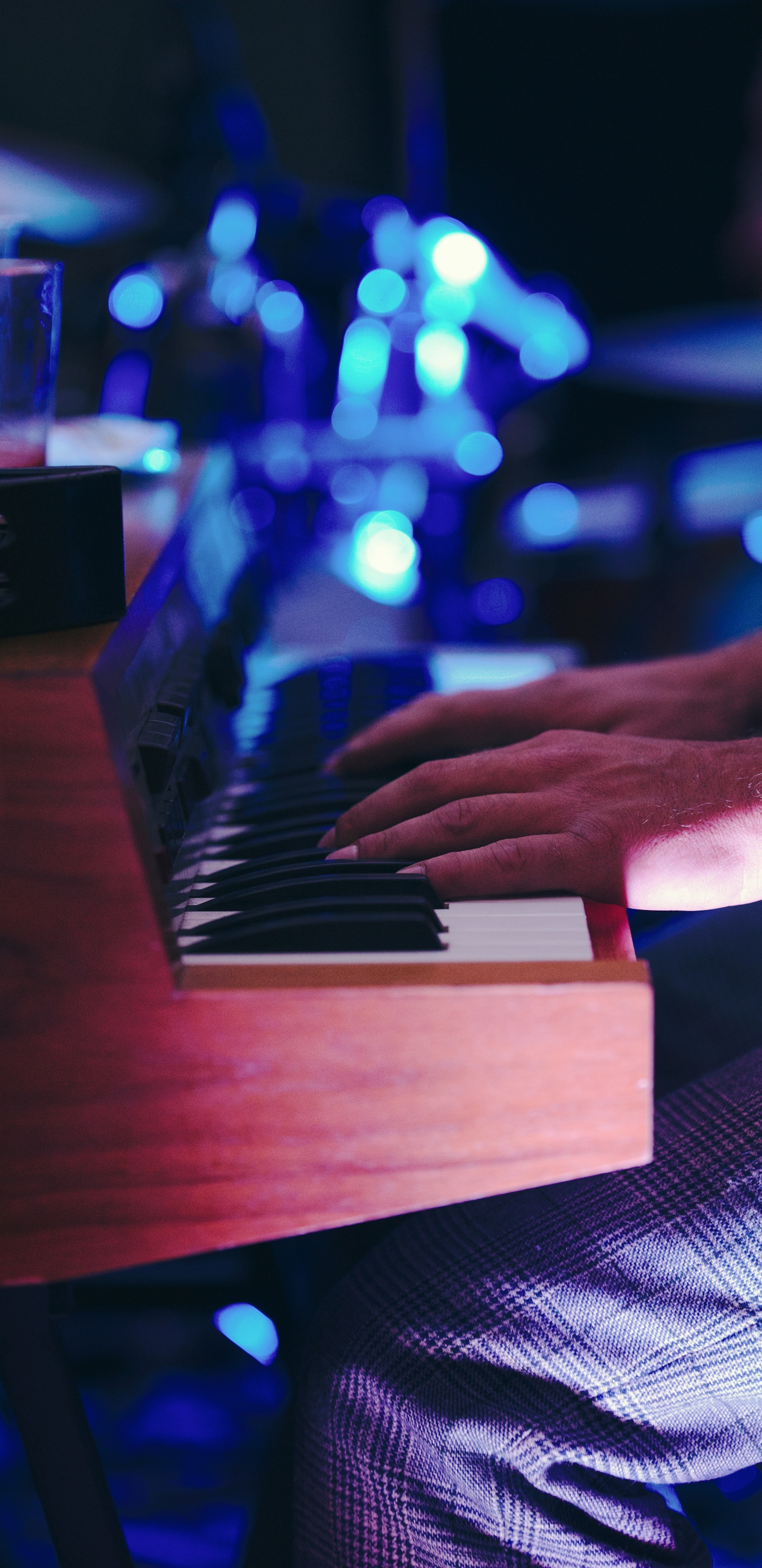 Обои орган, синтезатор, музыка, электронный инструмент, музыкант в разрешении 1440x2960