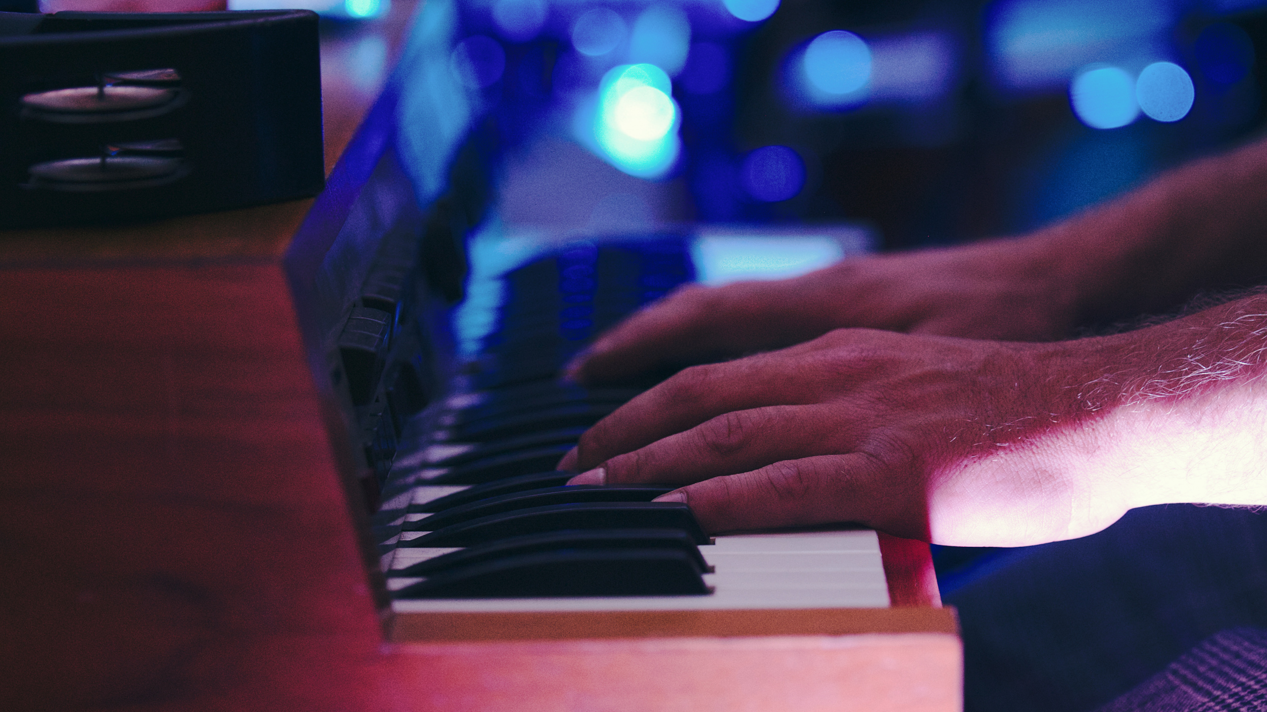 Обои орган, синтезатор, музыка, электронный инструмент, музыкант в разрешении 2560x1440