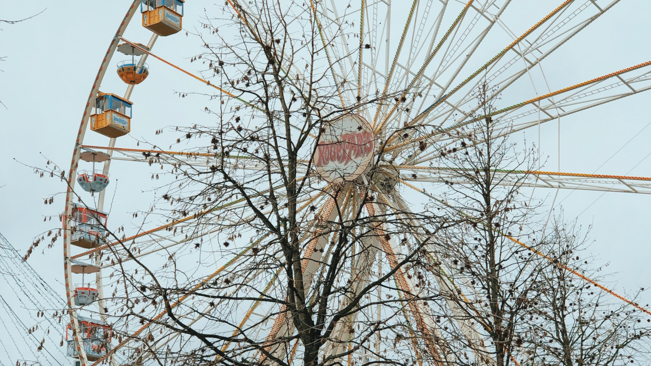 Обои колесо обозрения, дневное время, общественное место, городской район, аттракцион в разрешении 1280x720