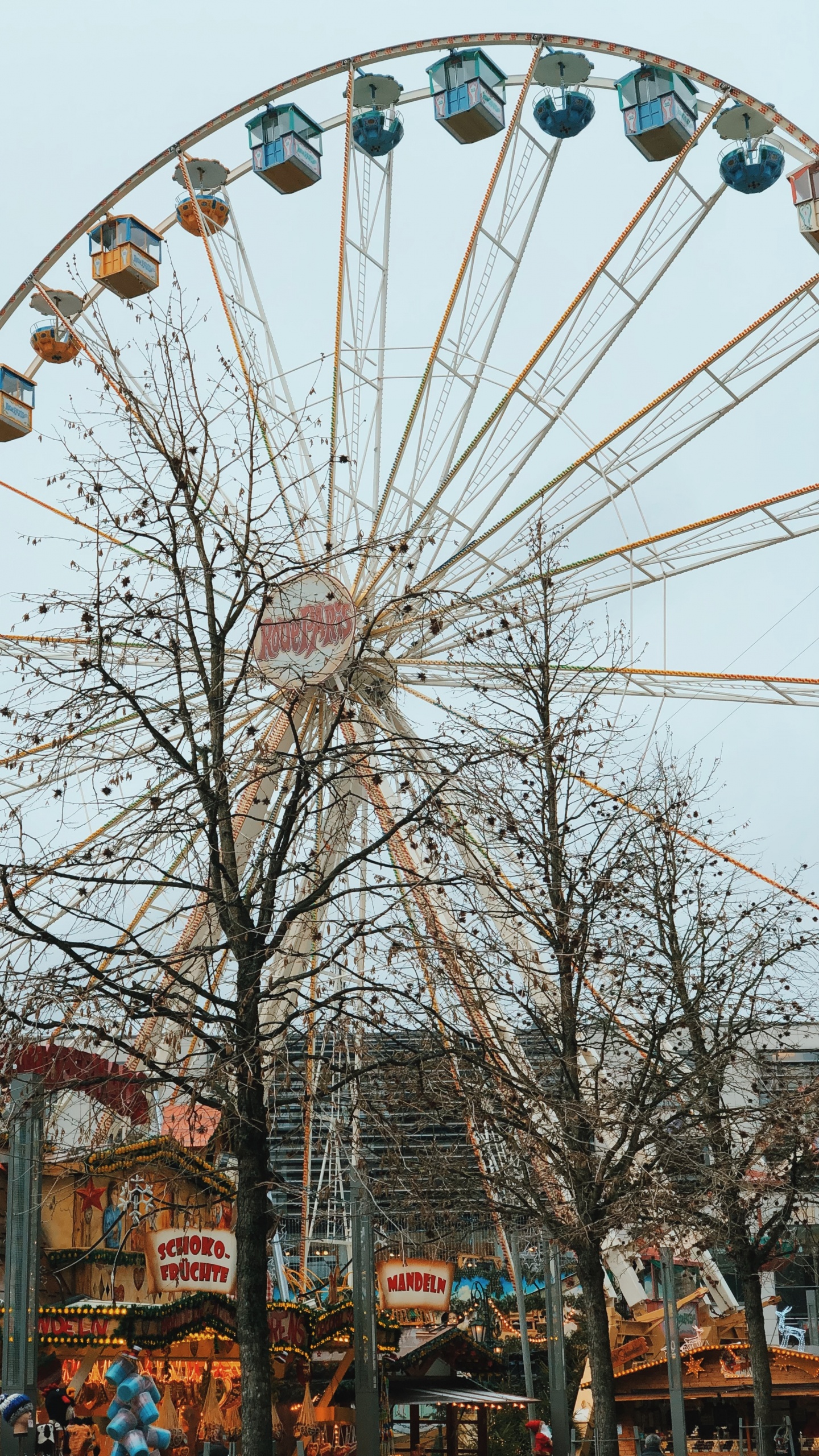 Обои колесо обозрения, дневное время, общественное место, городской район, аттракцион в разрешении 1440x2560