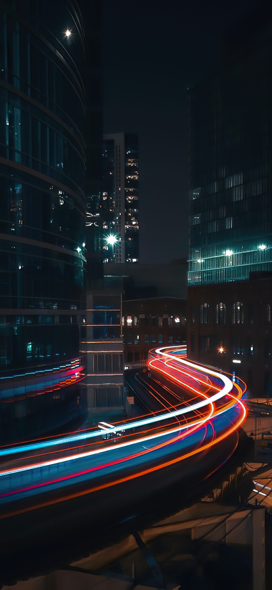 Обои городской пейзаж, здание, небоскреб, автомобильное освещение, электричество в разрешении 1125x2436