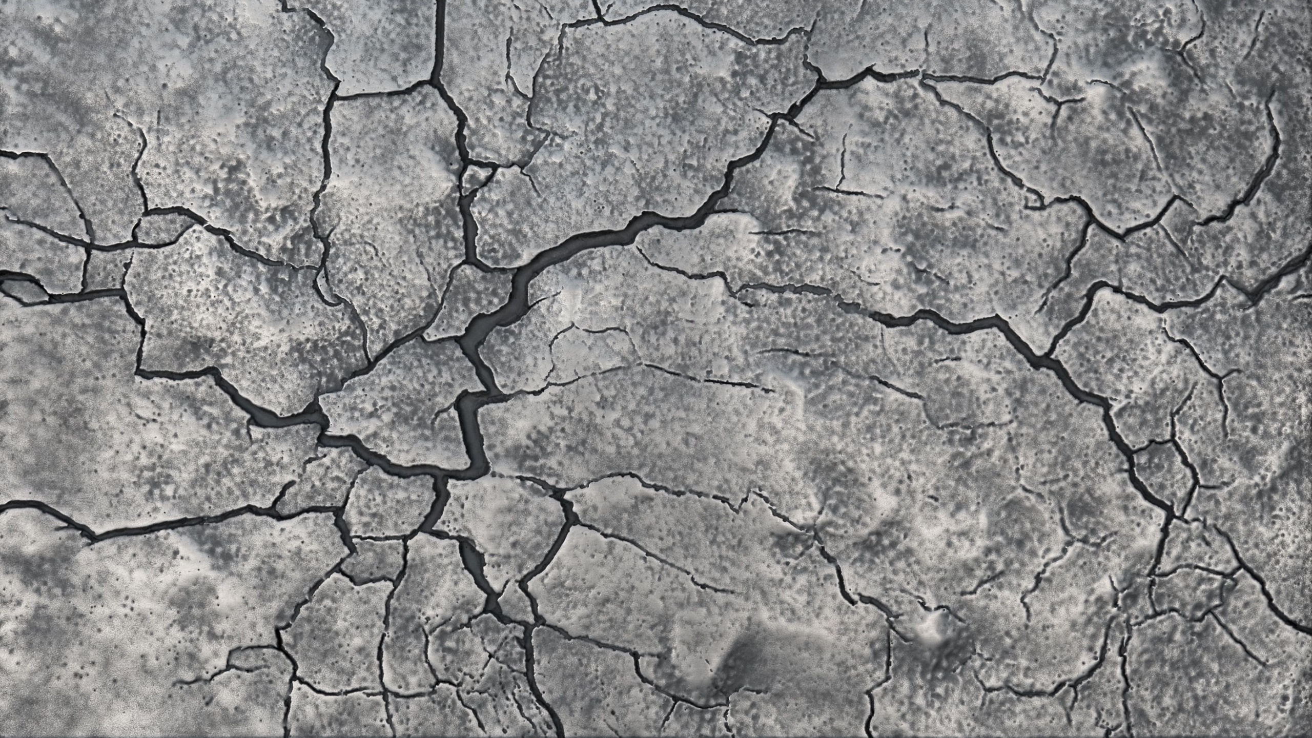 Обои почва, монохромный, засуха, стена, рок в разрешении 2560x1440
