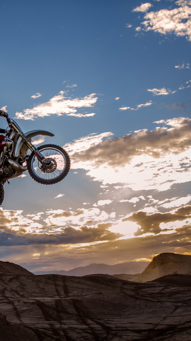 Обои мотокросс, мотоцикл, Фристайл мотокросс, каскадер, экстремальный вид спорта в разрешении 750x1334