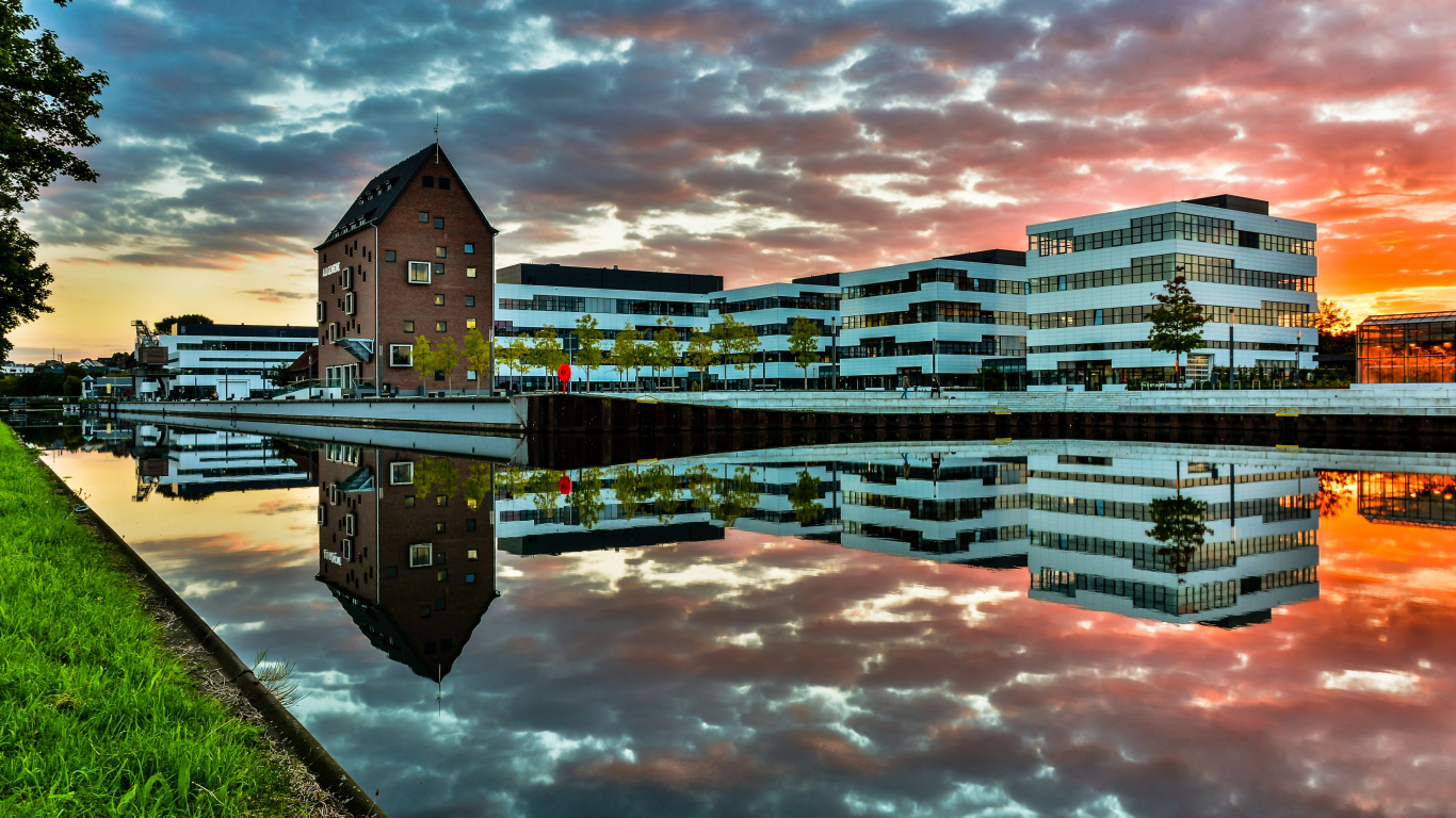 Обои отражение, облако, здание, атмосфера, дневное время в разрешении 1366x768