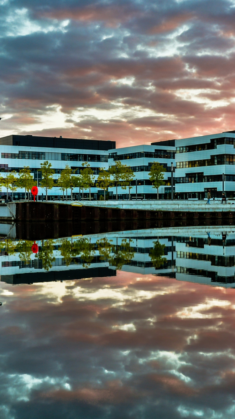 Обои отражение, облако, здание, атмосфера, дневное время в разрешении 750x1334