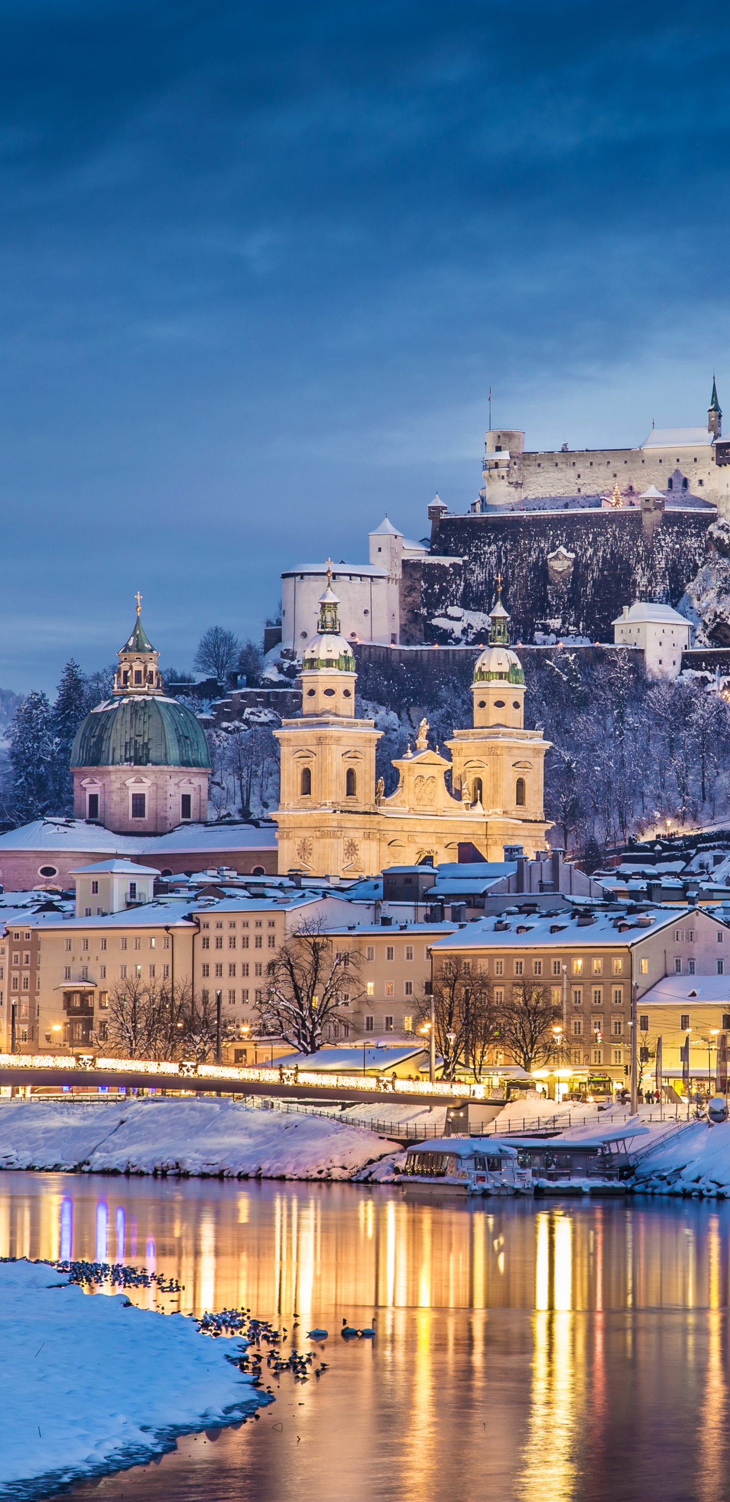 Обои городок, замок, зима, город, отражение в разрешении 1440x2960