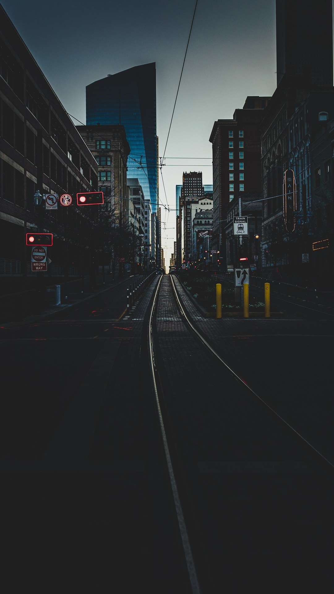 Обои городской район, здание, небоскреб, автомобильное освещение, башня в разрешении 1080x1920