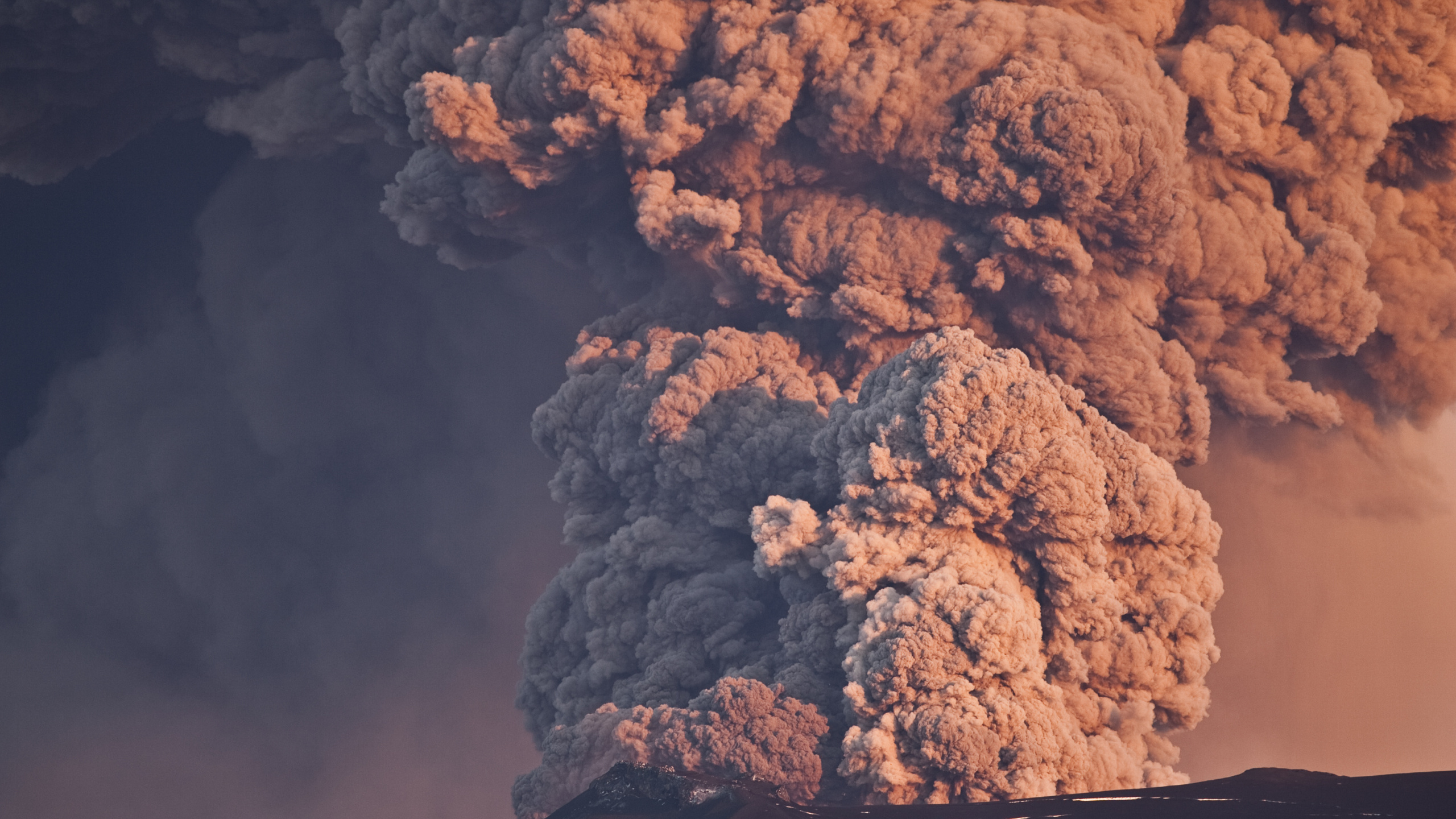 Обои eyjafjallajkull 2010, вулкан, вулканический пепел, типы вулканических извержений, вулканического рельефа в разрешении 2560x1440