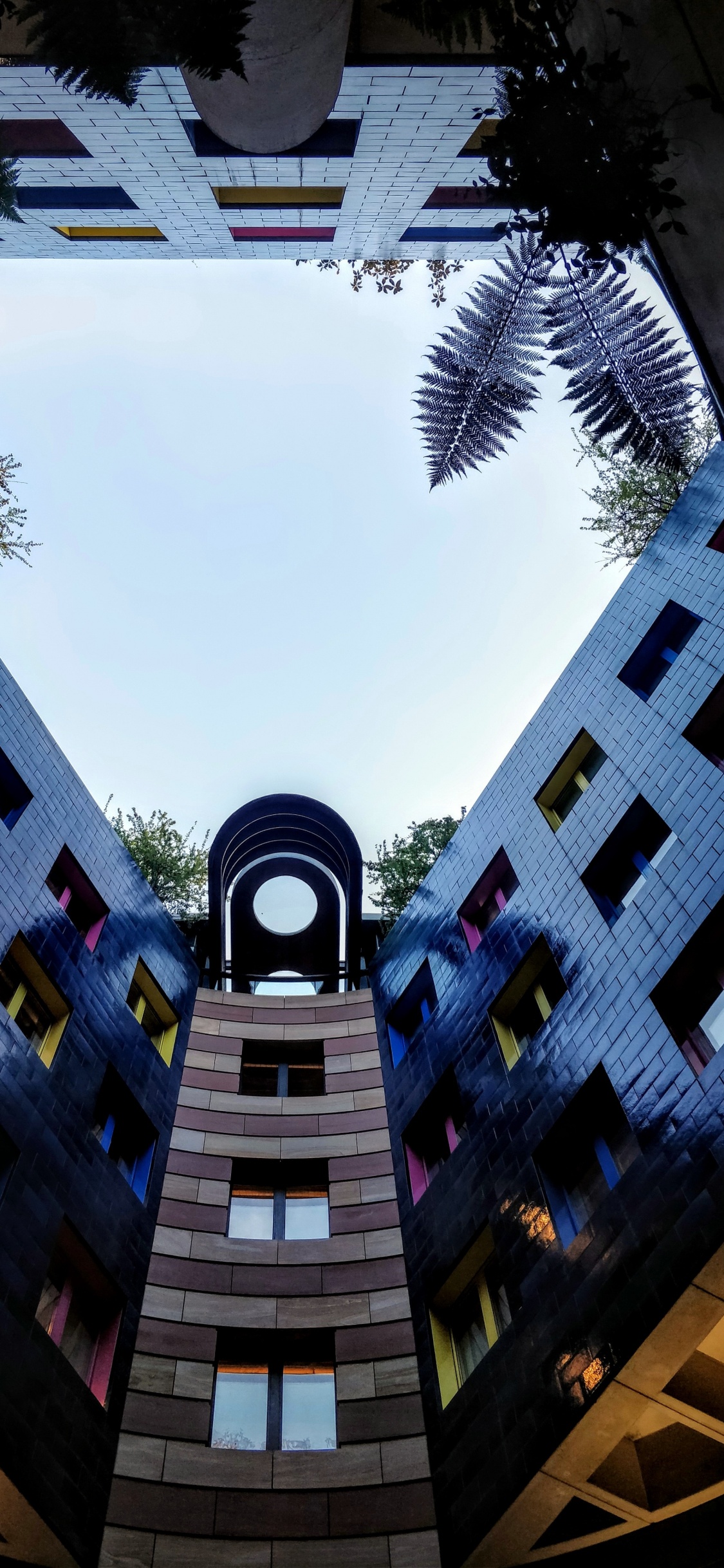 Обои город, небо, отражение, дневное освещение, дизайн в разрешении 1125x2436