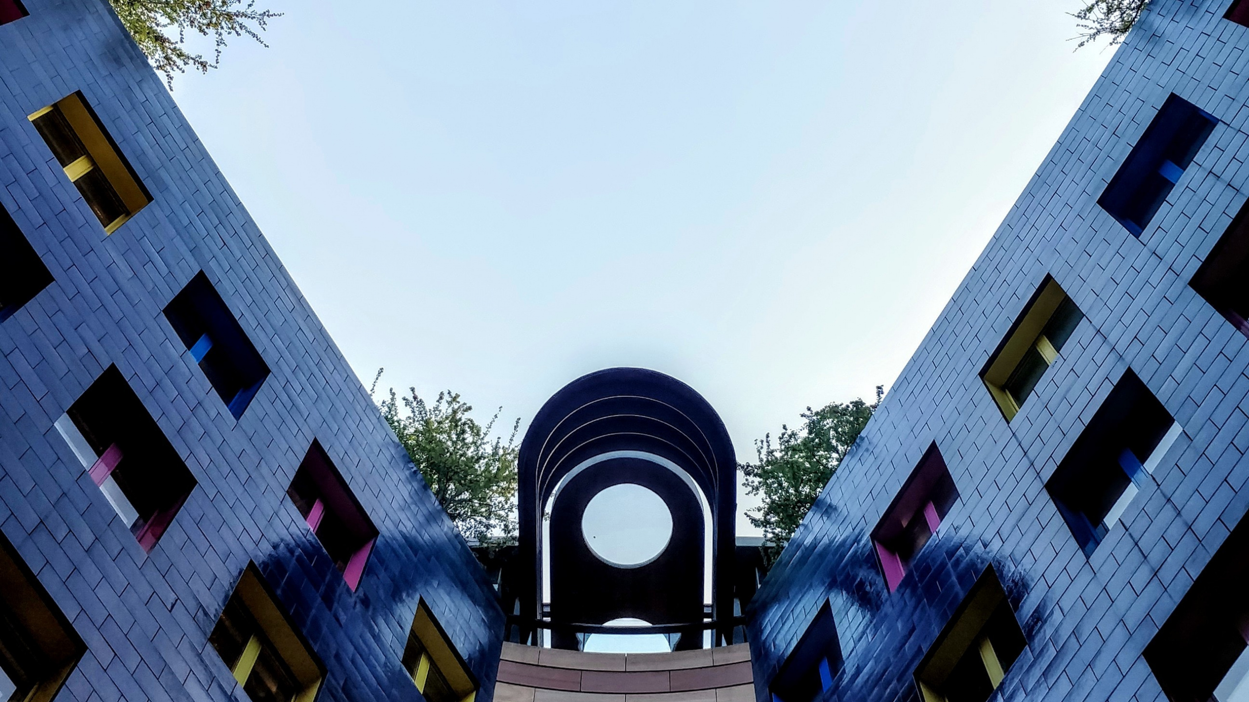 Обои город, небо, отражение, дневное освещение, дизайн в разрешении 2560x1440