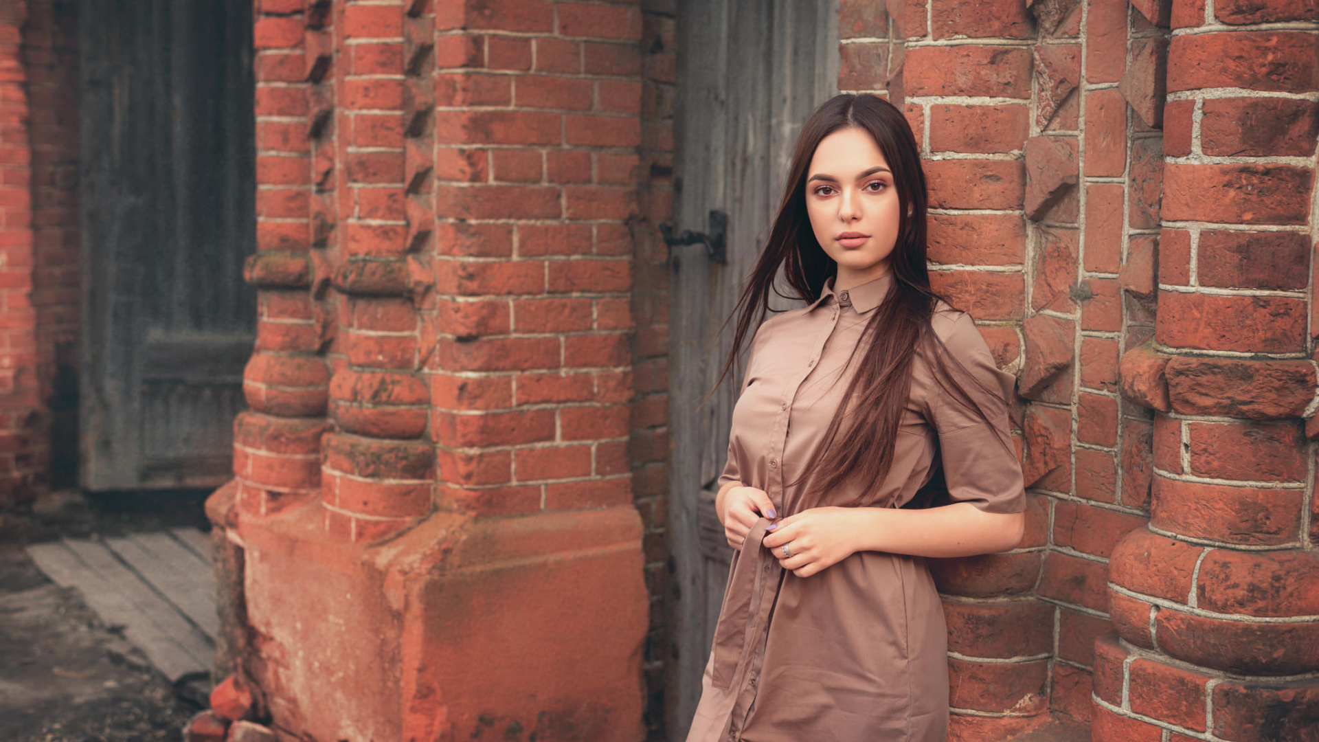 Обои портрет, кирпичная кладка, кирпич, стена, красота в разрешении 1920x1080