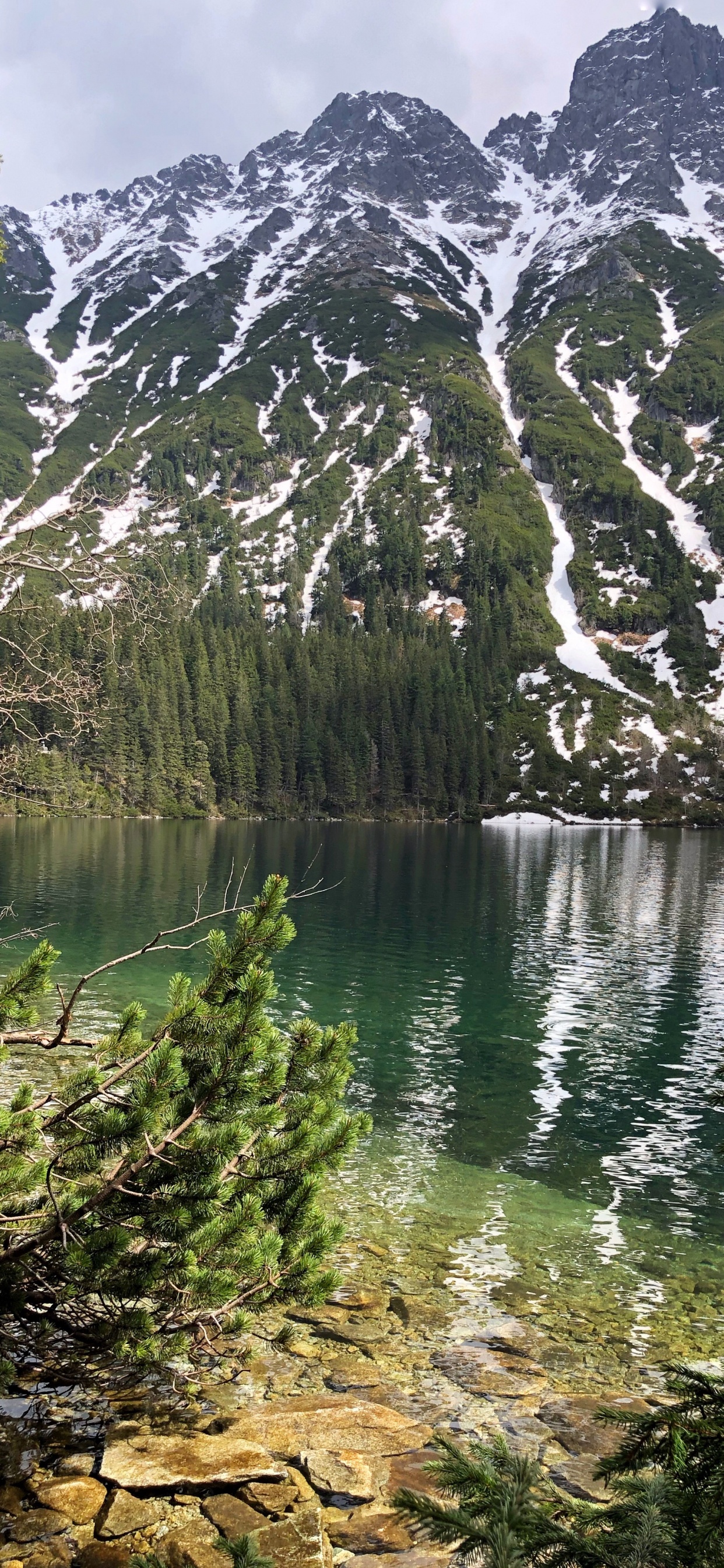 Обои отражение, горный рельеф, горный хребет, природный ландшафт, гора в разрешении 1242x2688