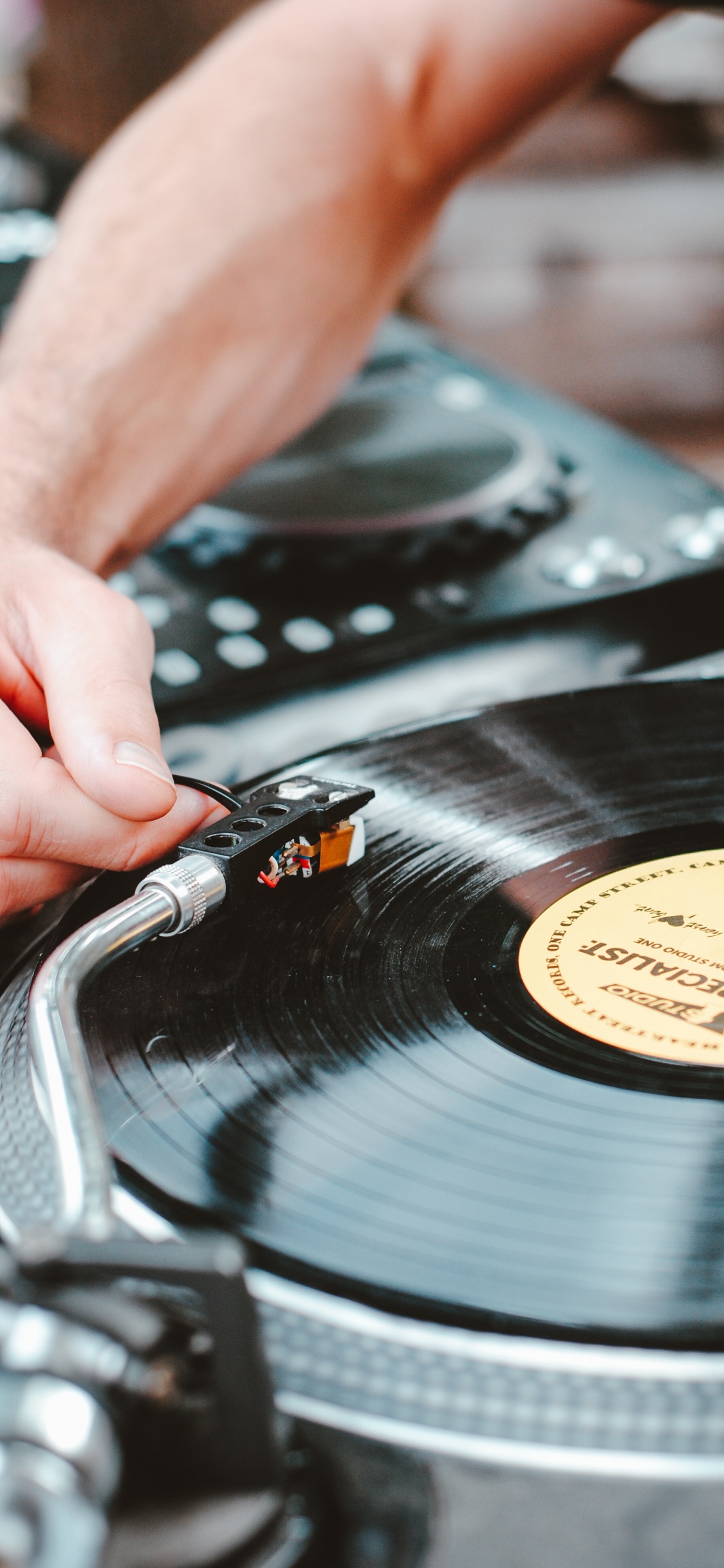 Обои граммофонная пластинка, фонограф, грампластинка, электроника, диск жокей в разрешении 1125x2436