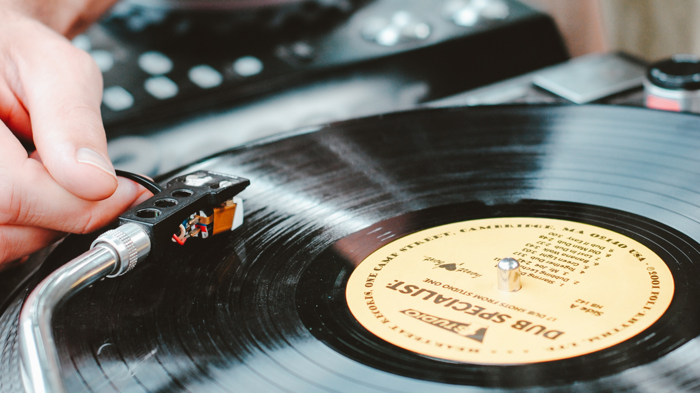 Обои граммофонная пластинка, фонограф, грампластинка, электроника, диск жокей в разрешении 1366x768