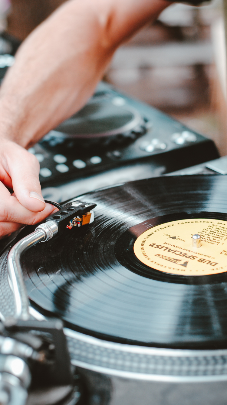 Обои граммофонная пластинка, фонограф, грампластинка, электроника, диск жокей в разрешении 750x1334