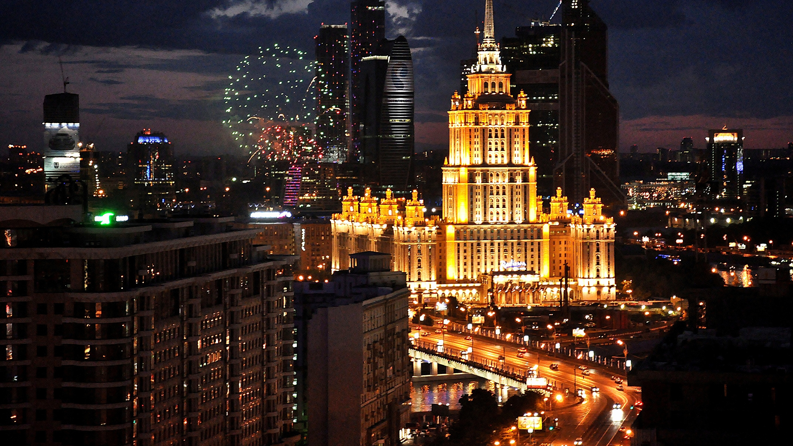 Обои город, городской пейзаж, метрополия, городской район, ночь в разрешении 2560x1440