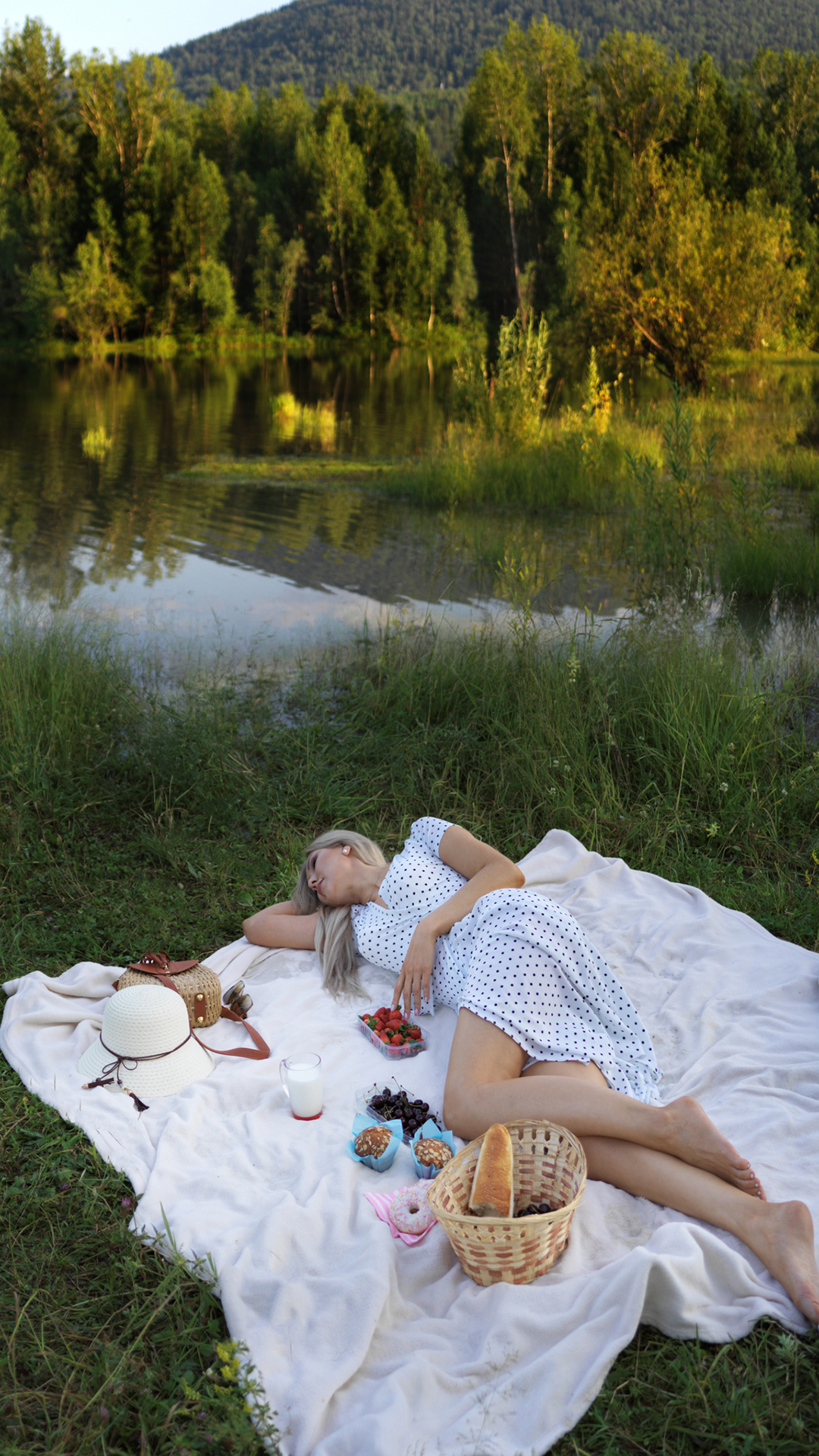 Обои пикник, вода, растение, пища, дерево в разрешении 1080x1920