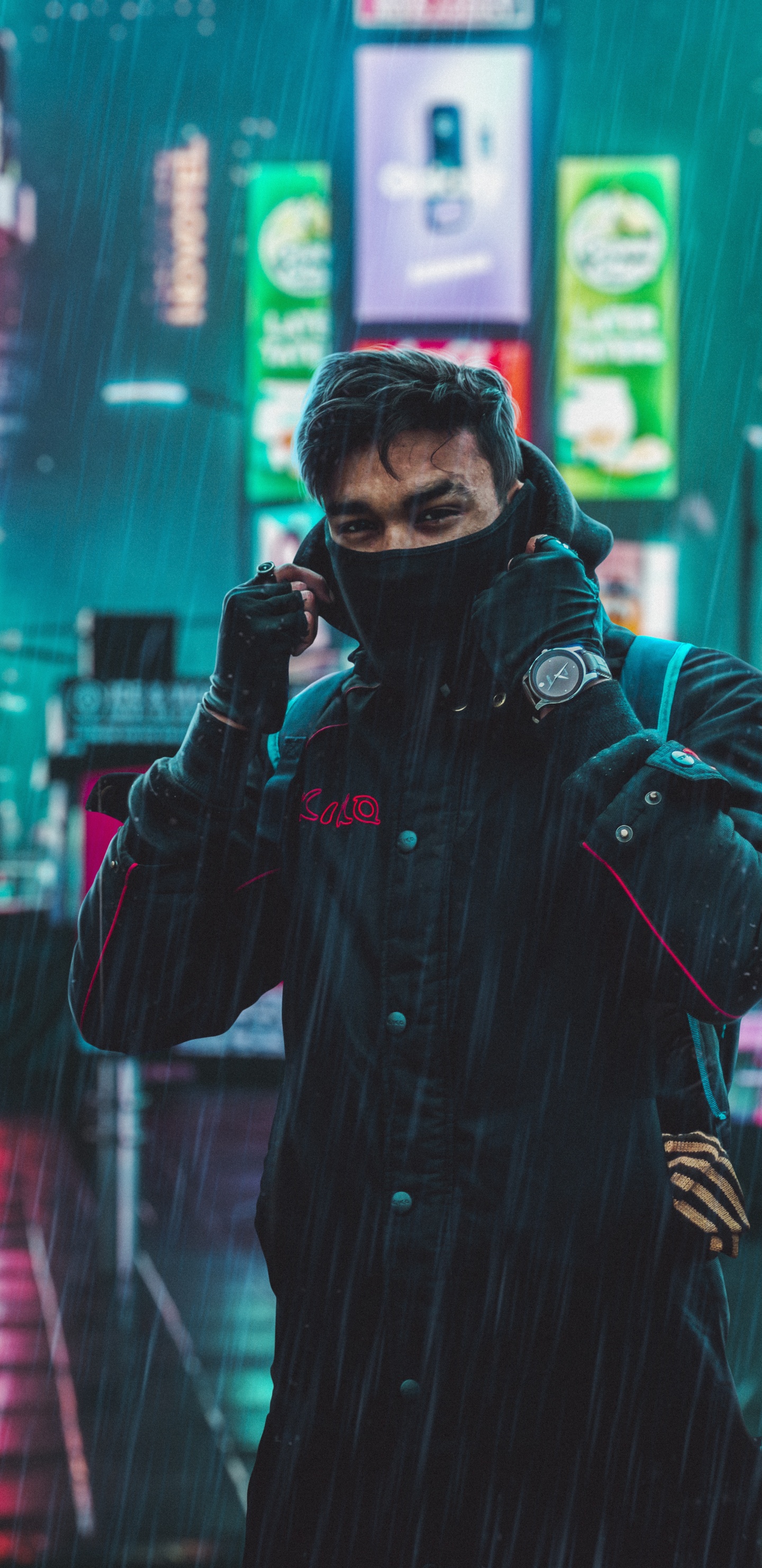 Обои снимок, перчатка, зеленый, человек, стояние в разрешении 1440x2960