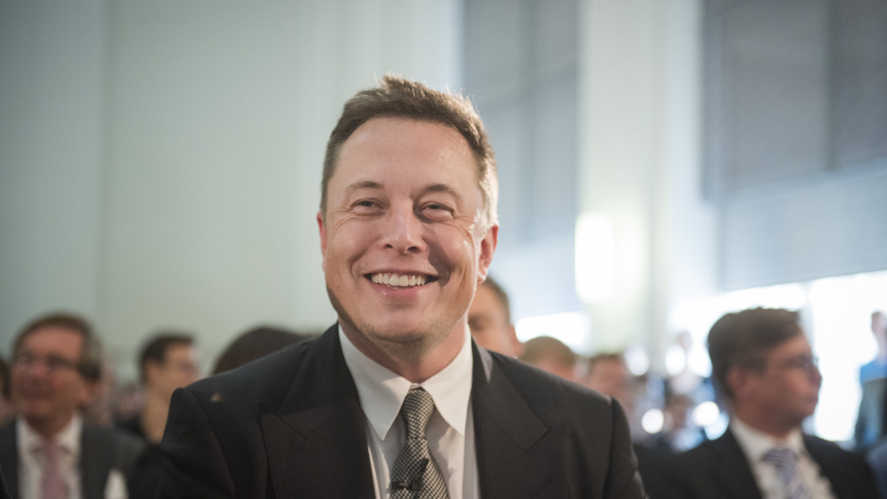 Обои Илон Маск, Tesla Model S, SolarCity, улыбка, управление в разрешении 1280x720