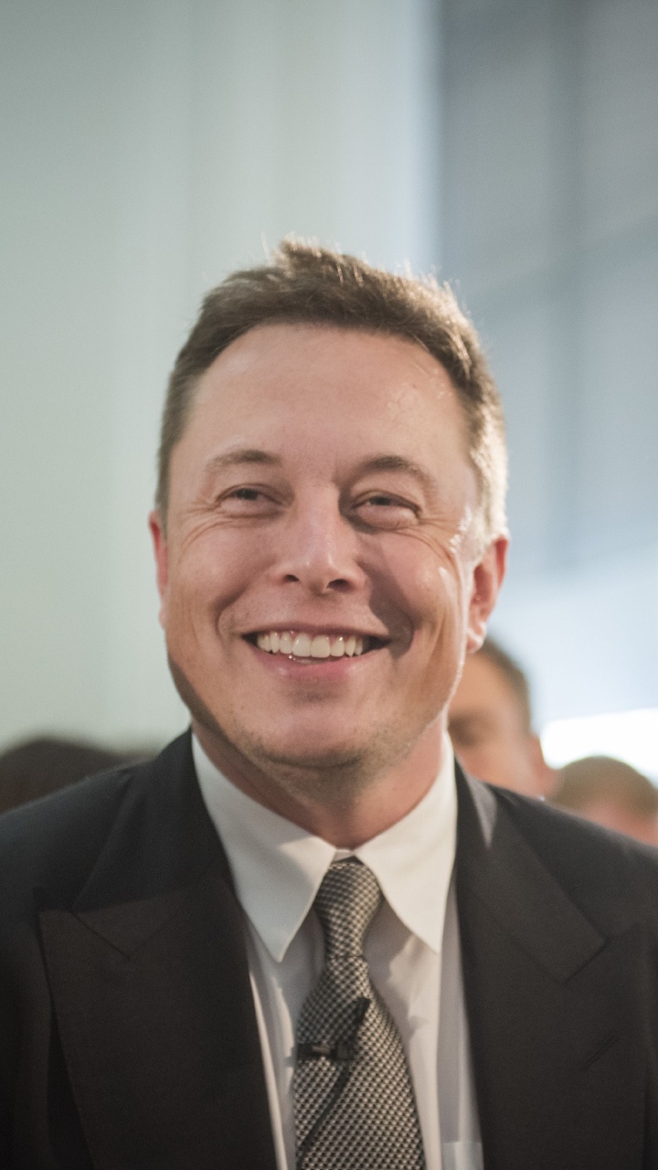 Обои Илон Маск, Tesla Model S, SolarCity, улыбка, управление в разрешении 720x1280