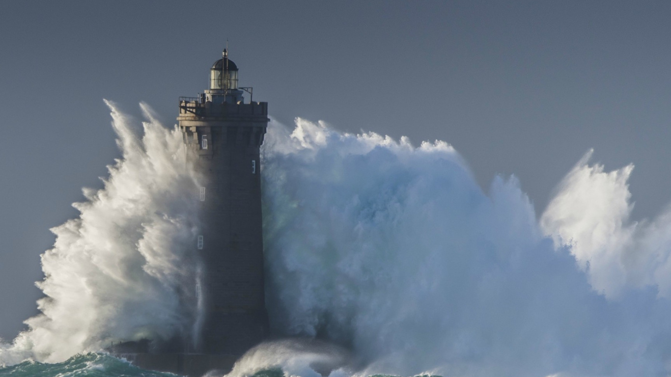 Обои штормовой маяк, ветровая волна, буря, Маяк, море в разрешении 1366x768