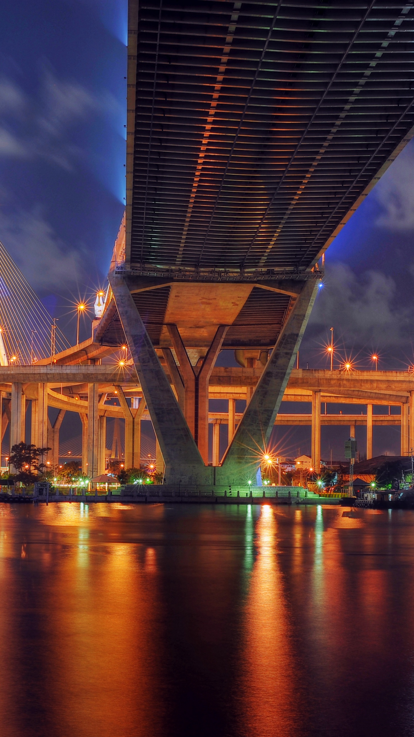 Обои мост, отражение, вантовый мост, ночь, ориентир в разрешении 1440x2560