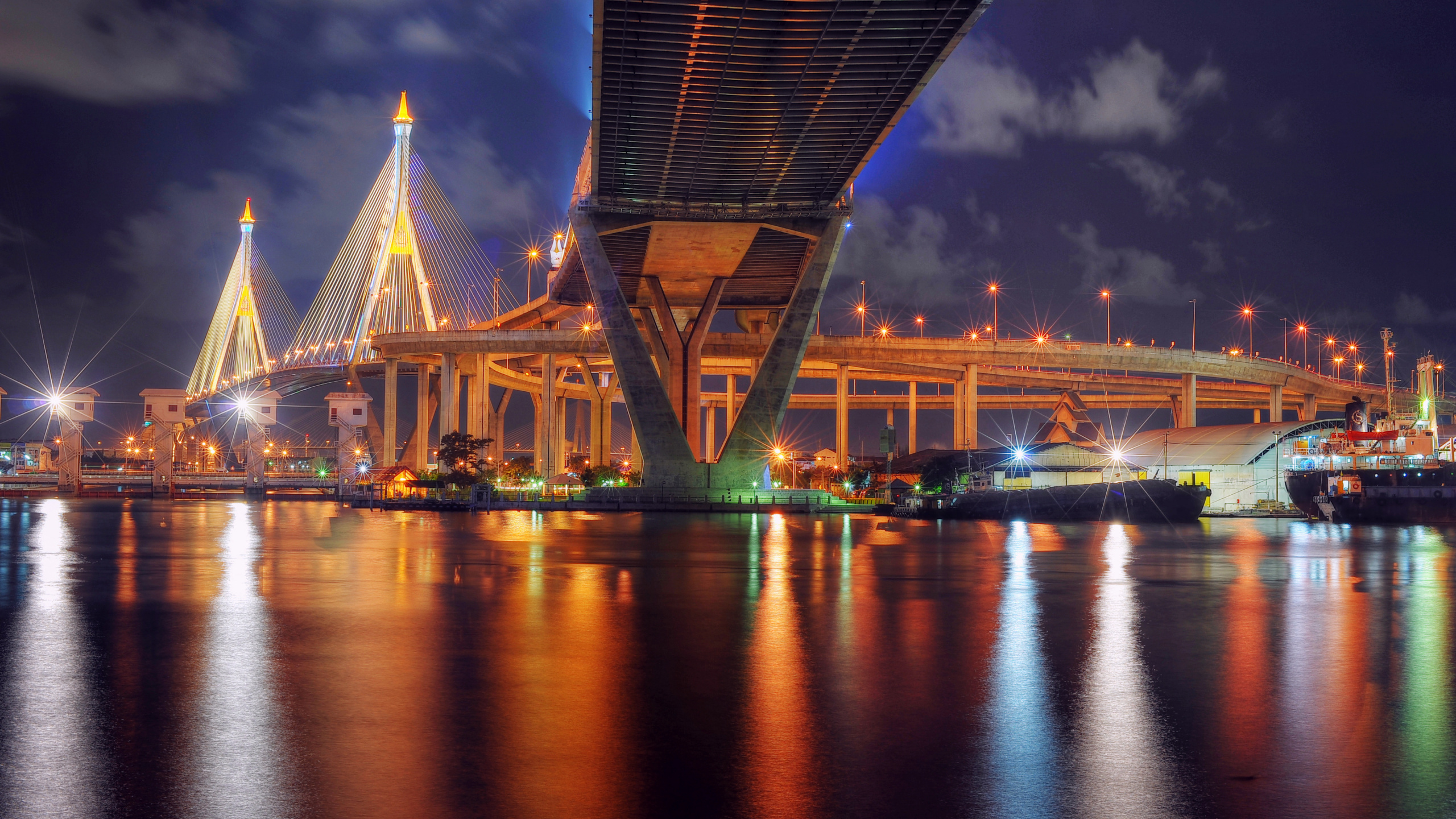 Обои мост, отражение, вантовый мост, ночь, ориентир в разрешении 2560x1440