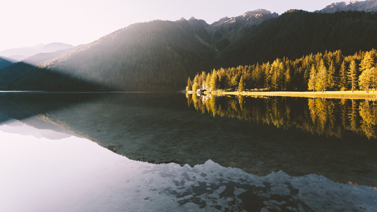 Обои тихий водоем, водоем, вода, гора, растение в разрешении 1280x720