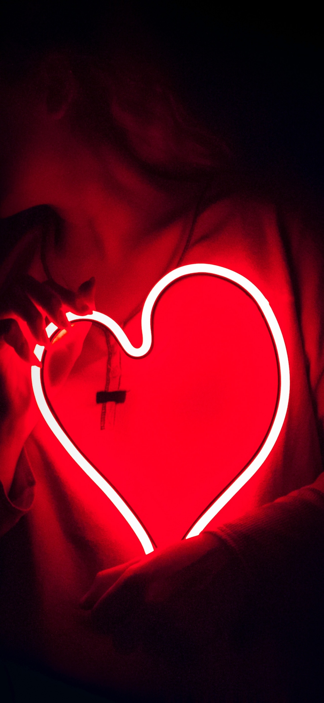 Обои сердце, красный цвет, любовь, свет, орган в разрешении 1125x2436
