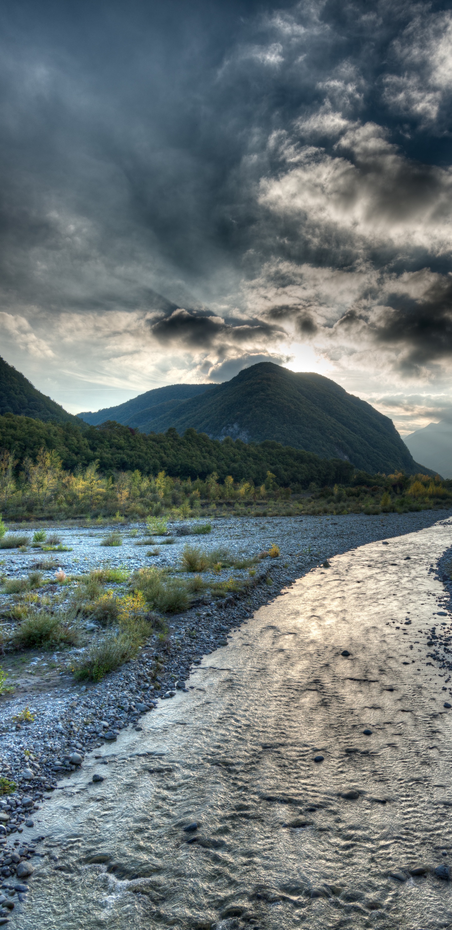 Обои Кастельново-не-Монти, бисмантова камень, Реджо-Эмилия, облако, вода в разрешении 1440x2960