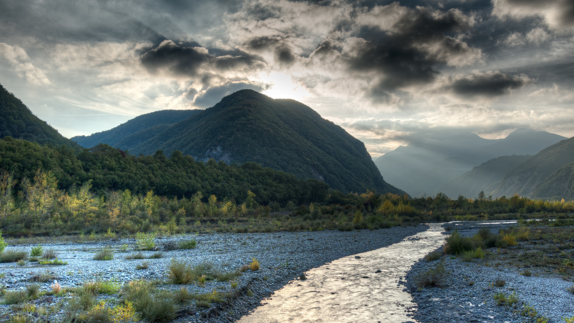 Обои Кастельново-не-Монти, бисмантова камень, Реджо-Эмилия, облако, вода в разрешении 1920x1080