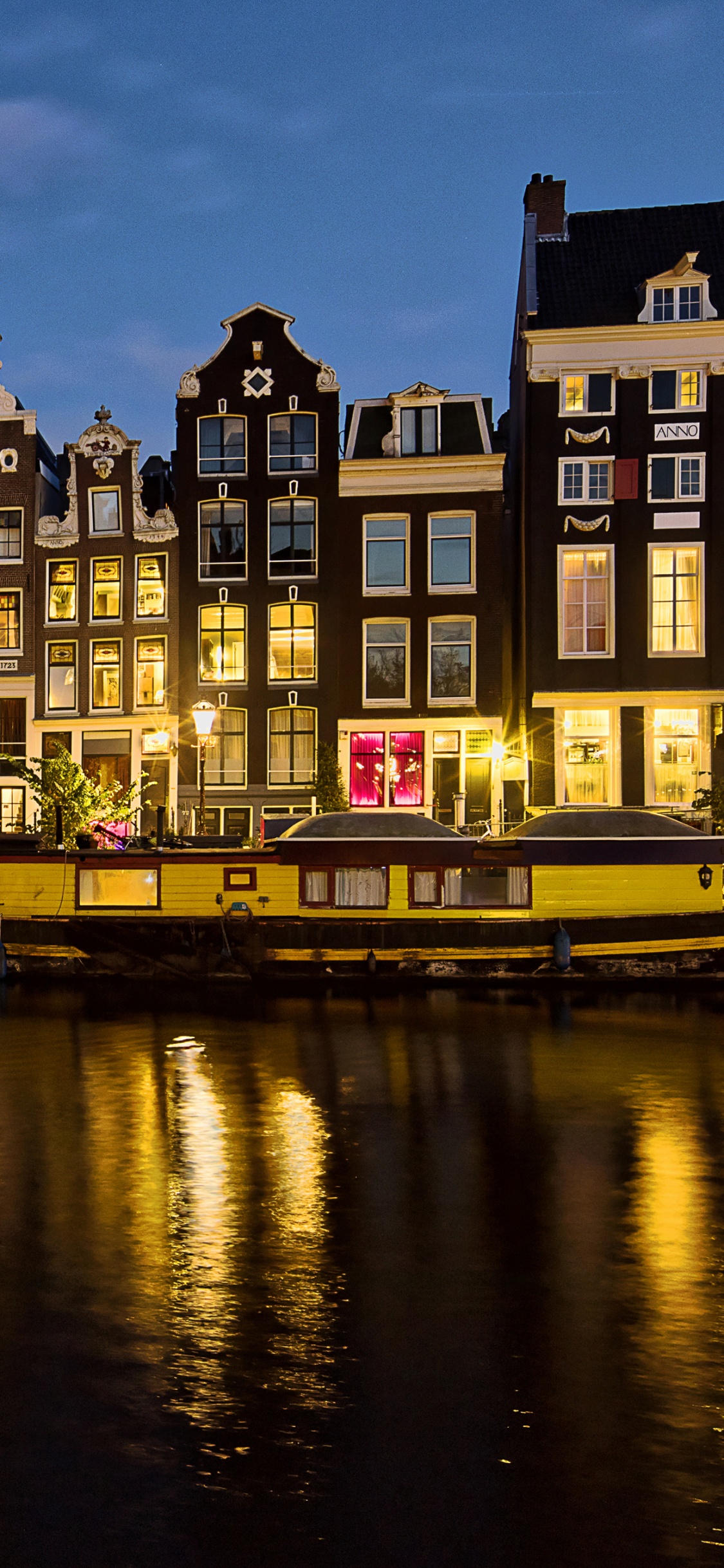 Обои Амстердам, ночь, отражение, водный путь, вода в разрешении 1125x2436
