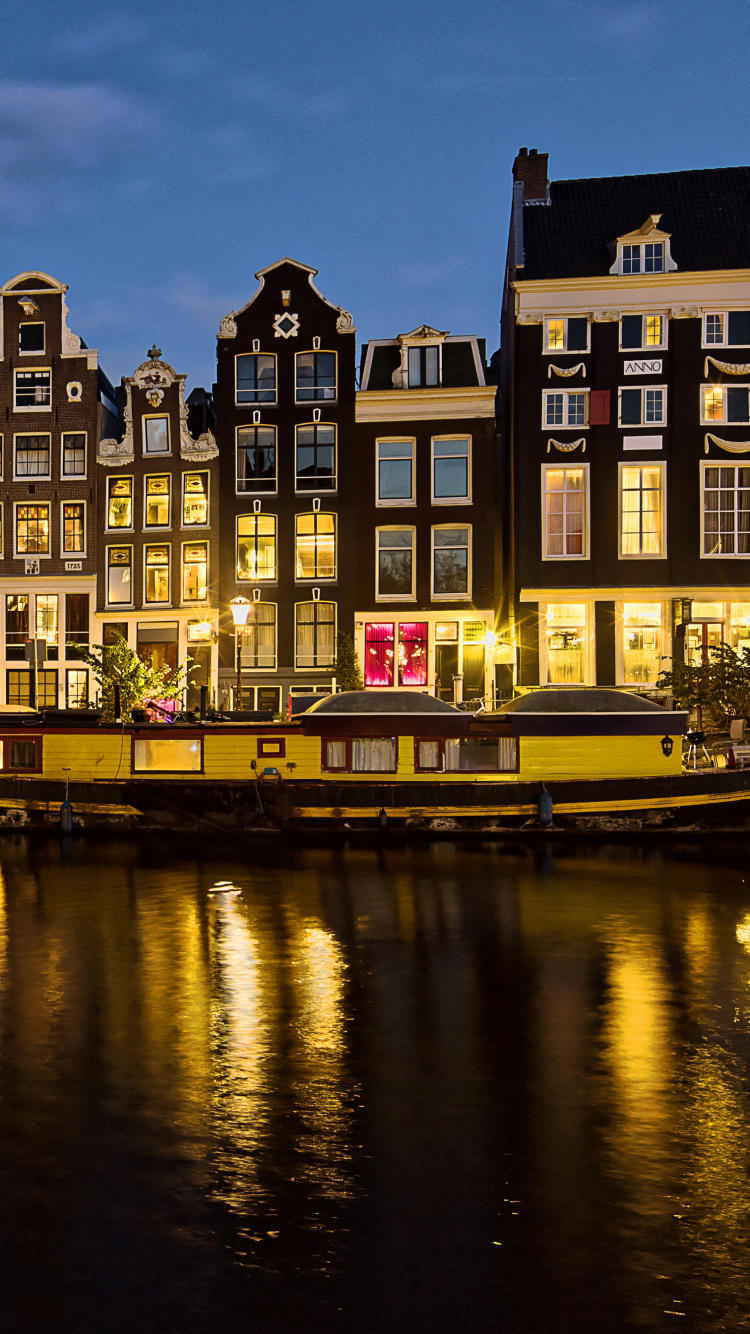 Обои Амстердам, ночь, отражение, водный путь, вода в разрешении 750x1334