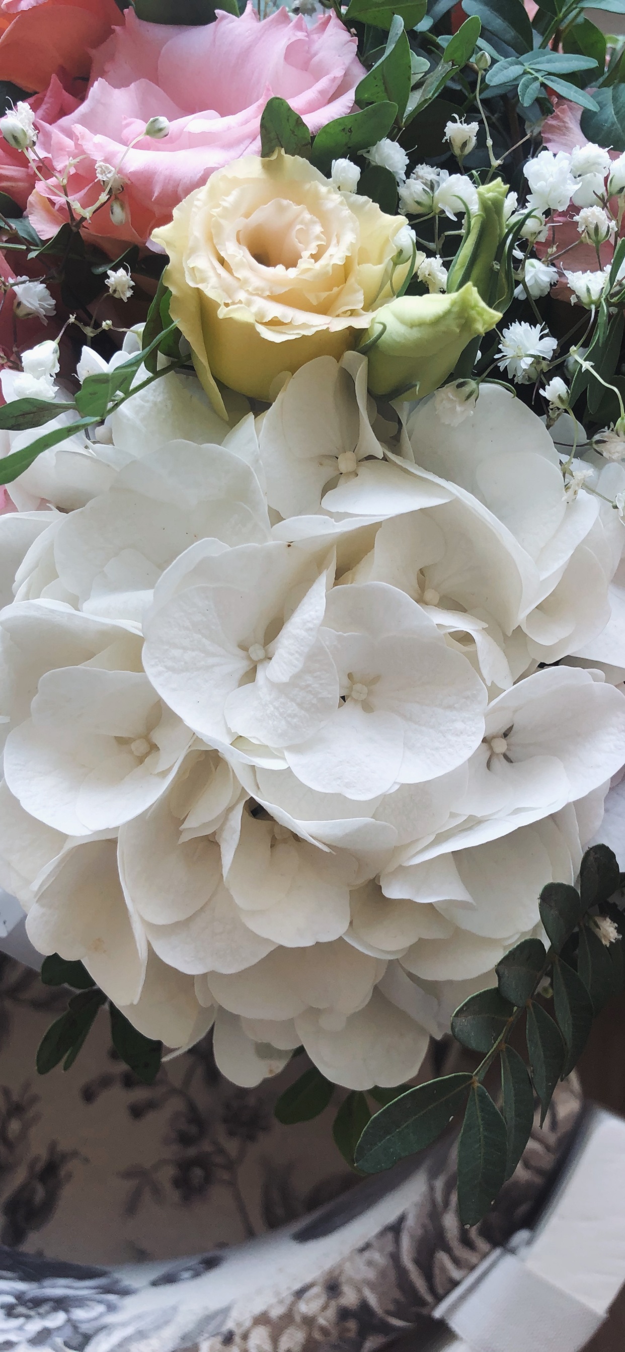 Обои цветочный букет, цветочный дизайн, лепесток, цветок, розовый в разрешении 1242x2688