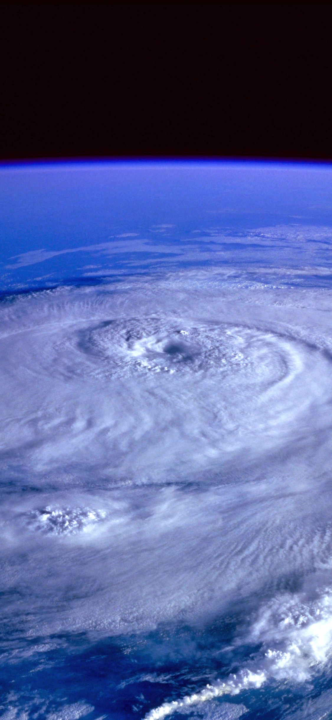Обои тропический циклон, буря, атмосфера, циклон, космическое пространство в разрешении 1125x2436