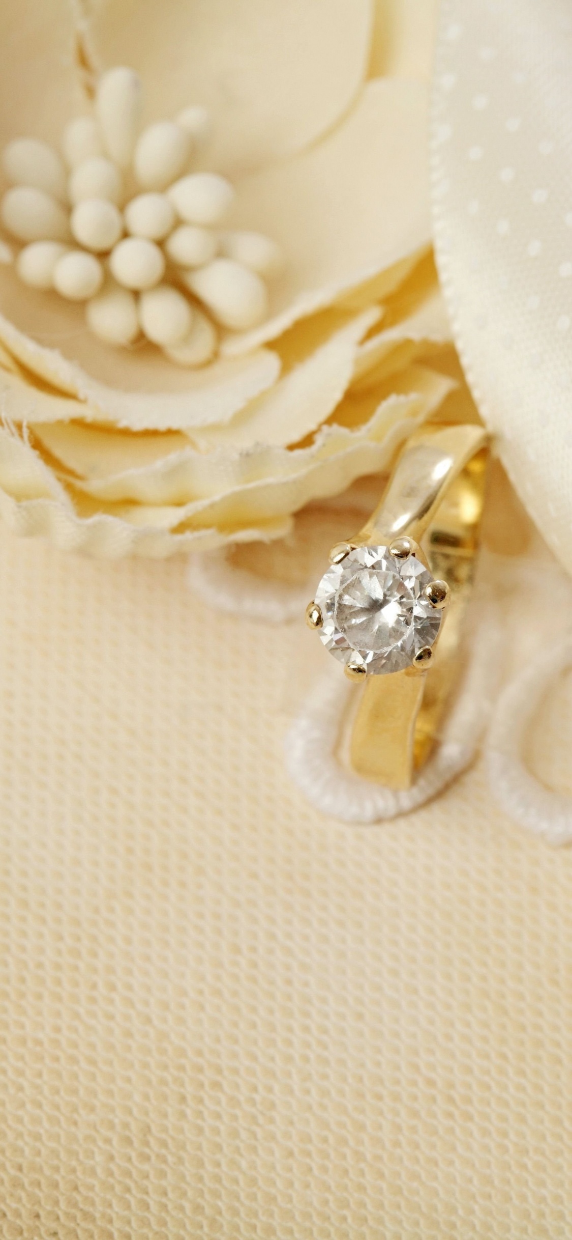 Обои обручальное кольцо, свадьба, кольцо, модный аксессуар, ювелирные изделия тела в разрешении 1125x2436