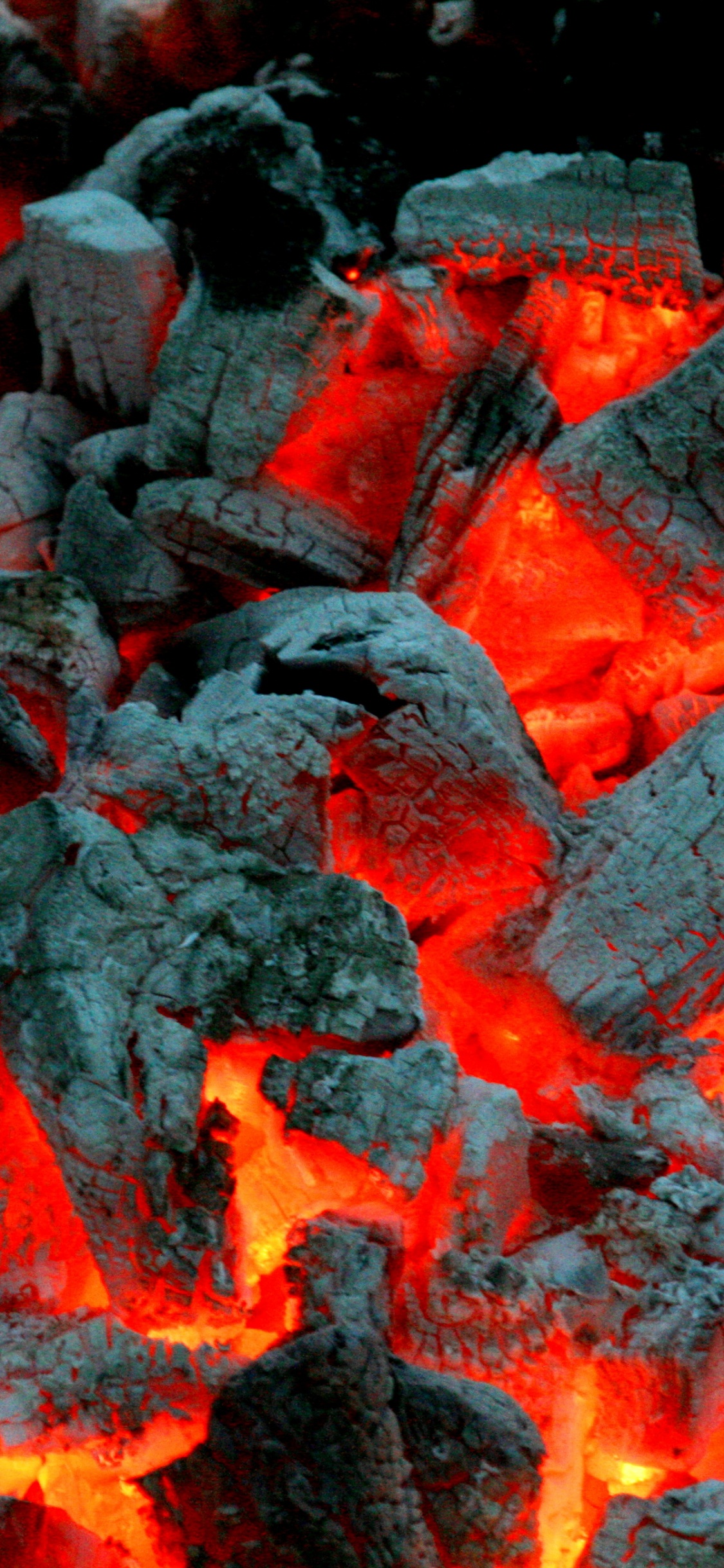 Обои древесный уголь, пламя, уголь, огонь, рок в разрешении 1125x2436